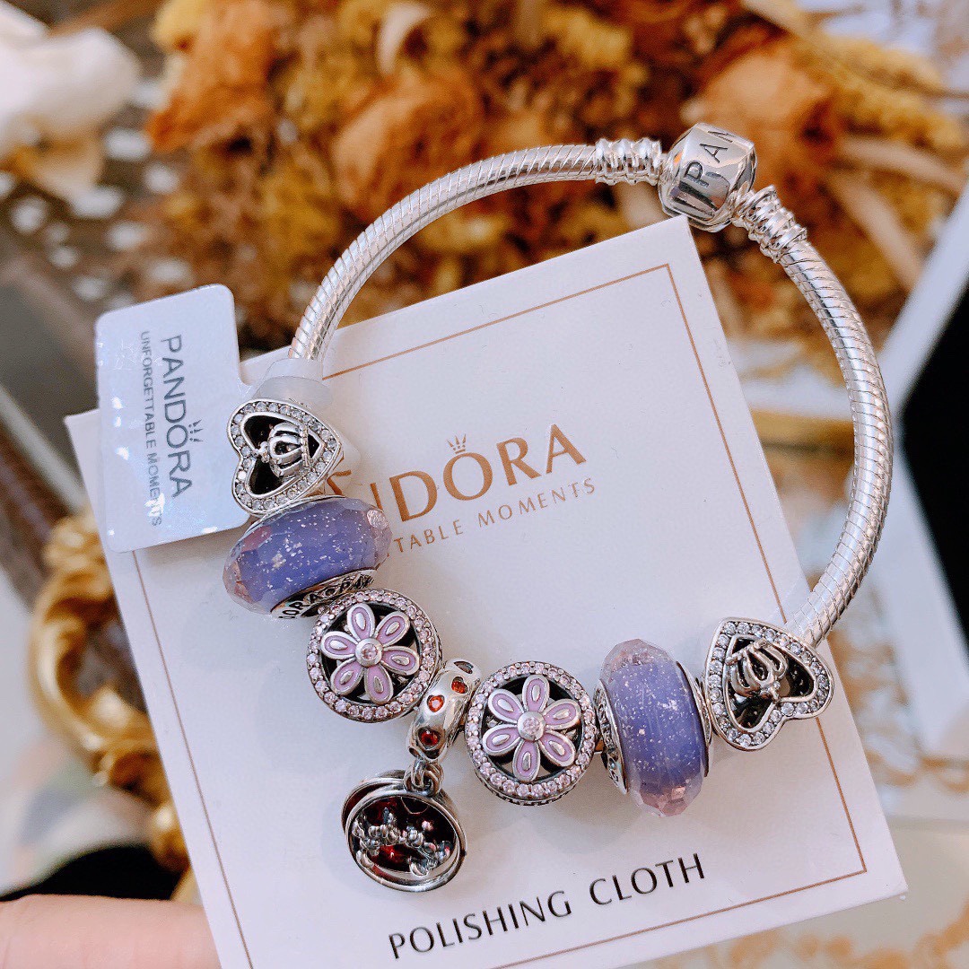 批165 七夕情人节礼物 不爆不上🔥潘多拉手链手镯Pandora 抖音网红 带货必选🐟 直播带货 高品质镶嵌工艺  佩戴码数手腕尺寸➕2cm ~3cm爆款官网同款 🎁2022新款🔥搭配潘多拉🌷🍃独家实拍。工厂直销一手货源！ 🔥特殊渠道925银 ✈足克足量，进口水钻全手工镶嵌💎限量出售 欢迎下单👏👏。尺寸16~21cm  每一颗配件都有其含义，证明出潘多拉手链是具有丰富的首饰内涵和艺术故事❕❕ 钻位清晰镶工是极好的丹麦高端材质和顶级银为原料。❗尺寸：16 17 18 19 20 21公分