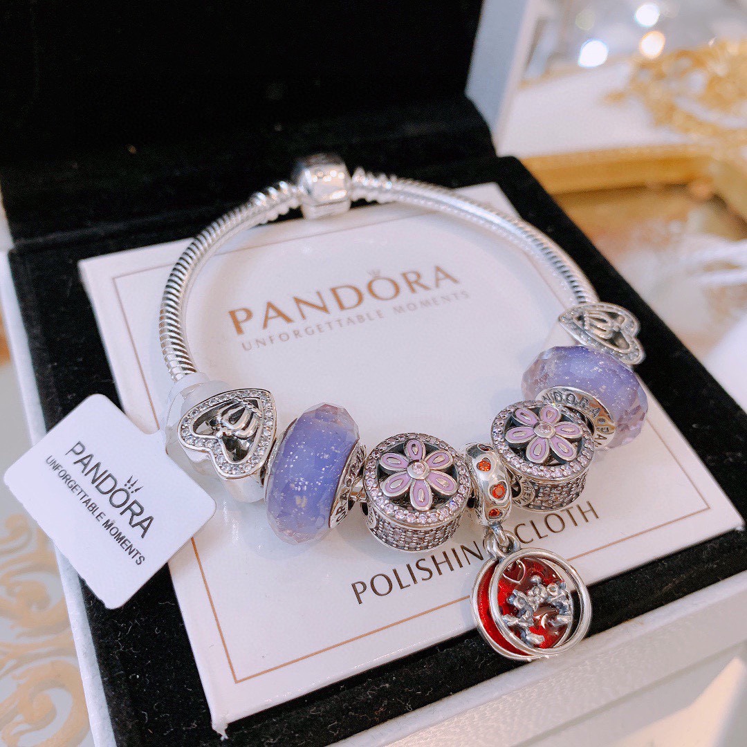 批165 七夕情人节礼物 不爆不上🔥潘多拉手链手镯Pandora 抖音网红 带货必选🐟 直播带货 高品质镶嵌工艺  佩戴码数手腕尺寸➕2cm ~3cm爆款官网同款 🎁2022新款🔥搭配潘多拉🌷🍃独家实拍。工厂直销一手货源！ 🔥特殊渠道925银 ✈足克足量，进口水钻全手工镶嵌💎限量出售 欢迎下单👏👏。尺寸16~21cm  每一颗配件都有其含义，证明出潘多拉手链是具有丰富的首饰内涵和艺术故事❕❕ 钻位清晰镶工是极好的丹麦高端材质和顶级银为原料。❗尺寸：16 17 18 19 20 21公分