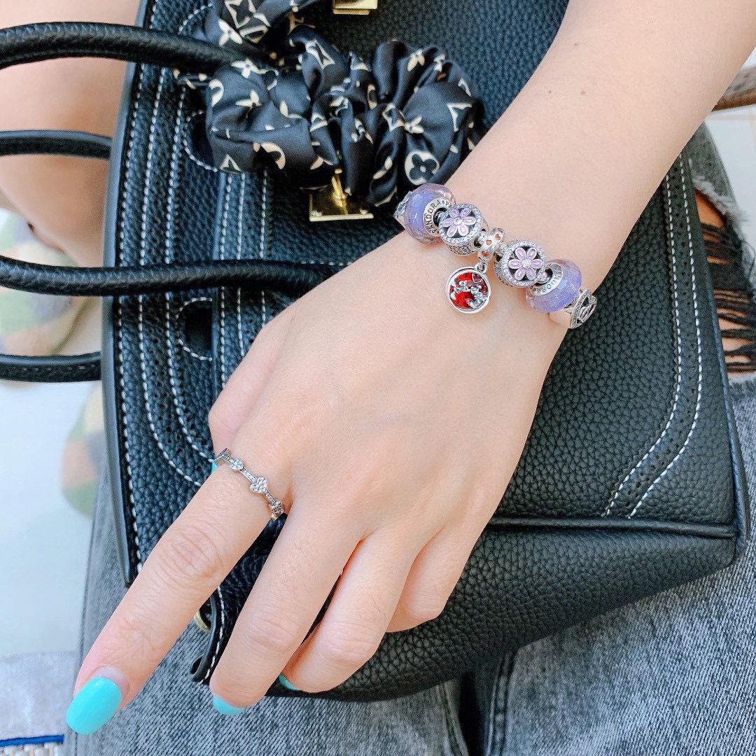 批165 七夕情人节礼物 不爆不上🔥潘多拉手链手镯Pandora 抖音网红 带货必选🐟 直播带货 高品质镶嵌工艺  佩戴码数手腕尺寸➕2cm ~3cm爆款官网同款 🎁2022新款🔥搭配潘多拉🌷🍃独家实拍。工厂直销一手货源！ 🔥特殊渠道925银 ✈足克足量，进口水钻全手工镶嵌💎限量出售 欢迎下单👏👏。尺寸16~21cm  每一颗配件都有其含义，证明出潘多拉手链是具有丰富的首饰内涵和艺术故事❕❕ 钻位清晰镶工是极好的丹麦高端材质和顶级银为原料。❗尺寸：16 17 18 19 20 21公分
