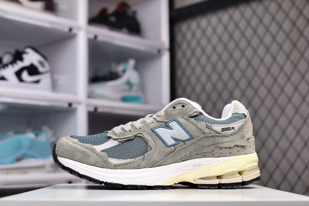 G5 公司级New Balance ML 2002系列复古老爹风休闲运动慢跑鞋 采用台产长绒麂皮组合纳帕头层皮饰片,拼接透气网眼织物鞋面T-Beam大底提供足步弓支撑,保持步态稳定后跟搭载外露缓震胶后跟搭载外露缓震胶独立5层私模大底RC