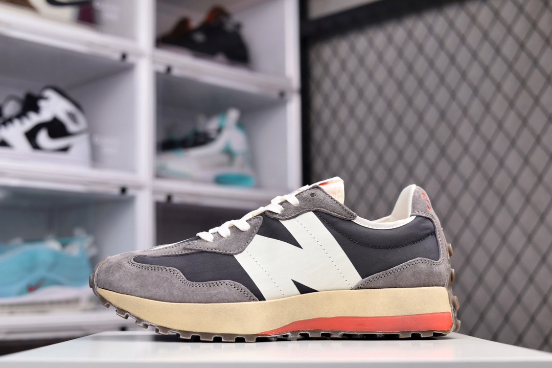 G5 新百伦/NB New Balance MS327系列低帮复古休闲运动慢跑鞋 以更纯粹的复古风格设计打造的全新造型。侧身还以解构设计，将 N 字标志以做旧压花样式呈现，样式别具新意。而麂皮、冲孔皮革的塑造，则呈现出高级怀旧气质TD