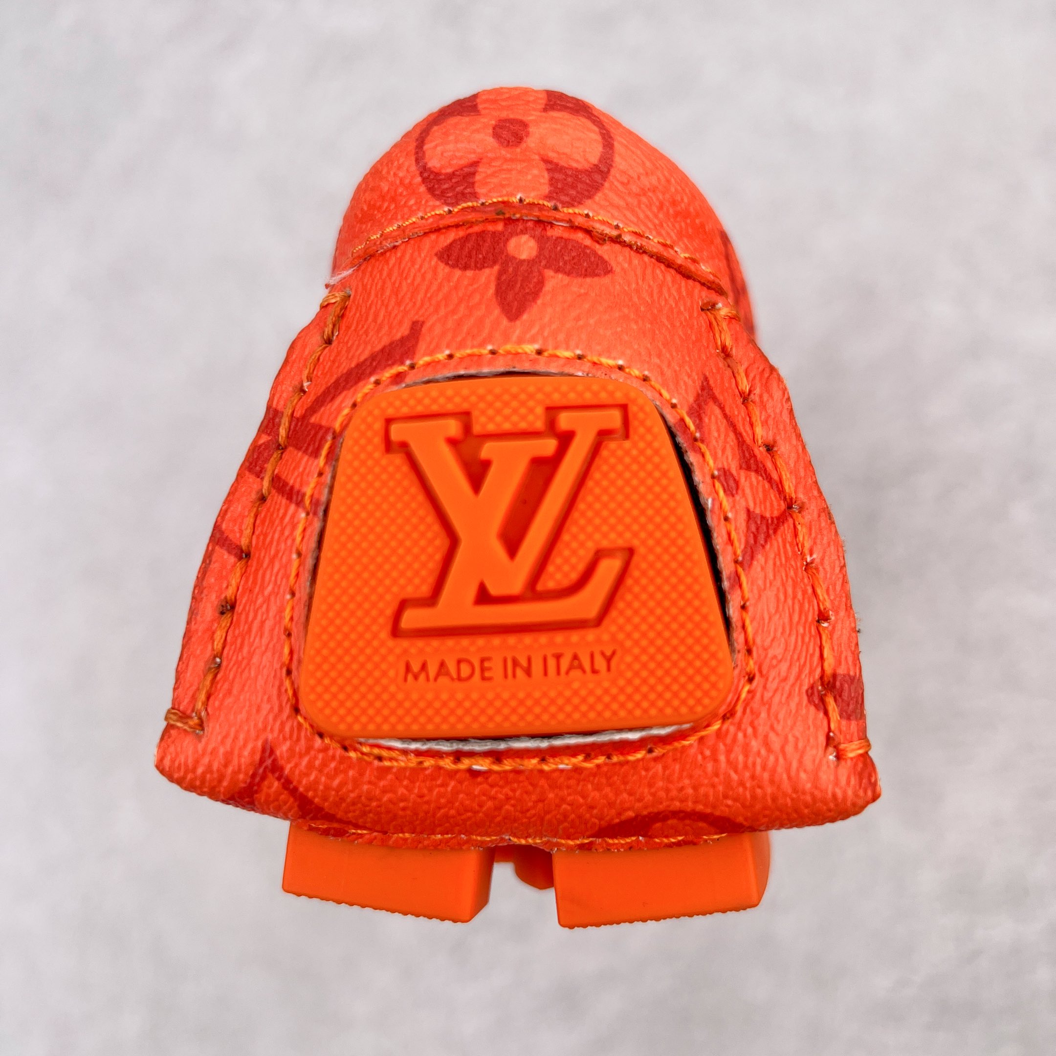 图片[8]-路易威登Louis Vuitton Driver lv驾驶系列商务休闲懒人平底乐福莫卡辛豆豆鞋 LV Driver 莫卡辛鞋是 Virgil Abloh 设计的首款驾驶鞋。Monogram 粒面牛皮革结合鞋舌与鞋帮一体式构造，轻盈柔软。手缝鞋面延续传统工艺。外底的橡胶垫和鞋带的 LV 字母端头注入明亮色彩。详细特征 Monogram 粒面牛皮革 手工缝纫鞋面 鞋舌与鞋帮一体式构造 大号橡胶垫外底 鞋带端头饰有 LV 字母 外底底部饰有 Monogram 图案 尺码：38-44-选品中心