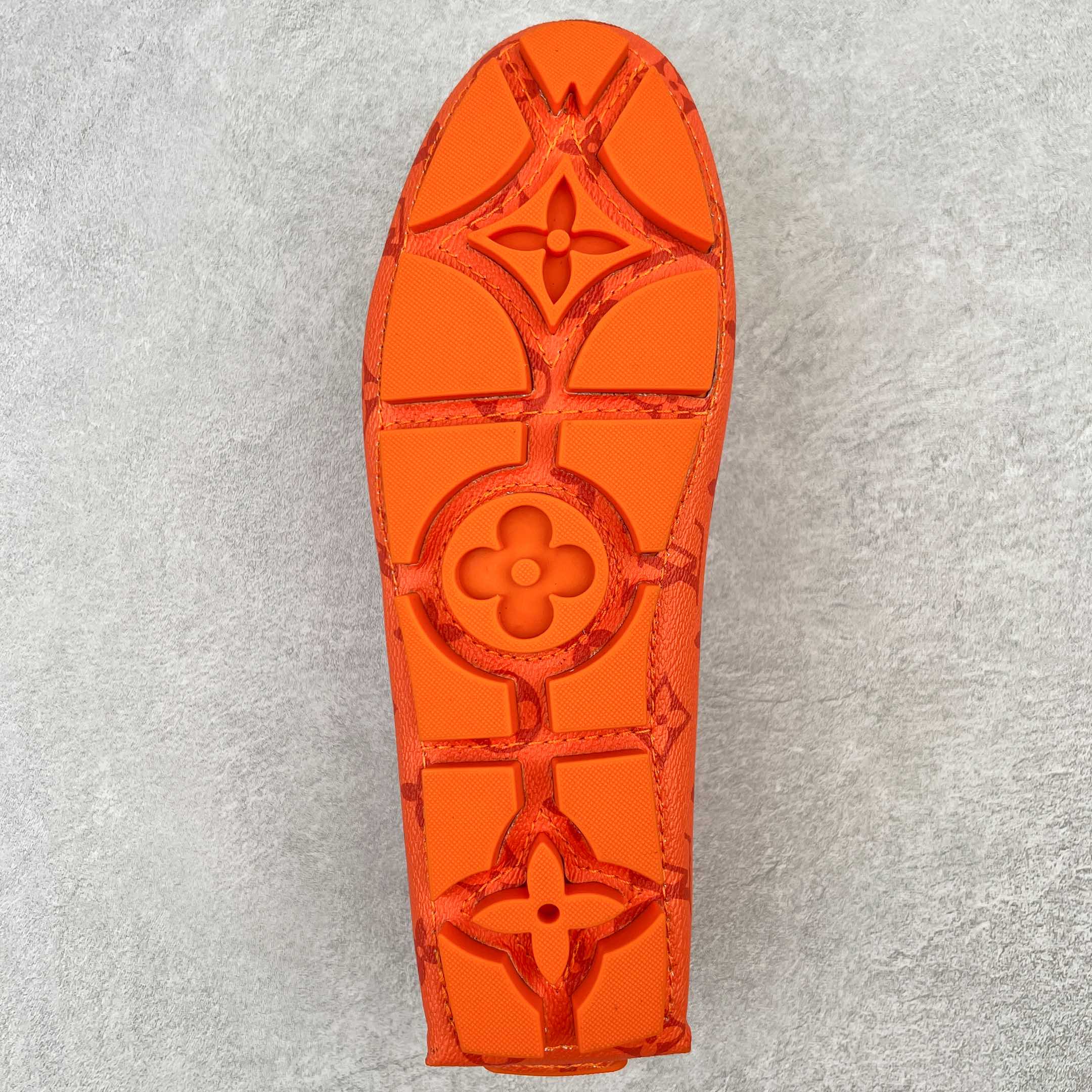 图片[9]-路易威登Louis Vuitton Driver lv驾驶系列商务休闲懒人平底乐福莫卡辛豆豆鞋 LV Driver 莫卡辛鞋是 Virgil Abloh 设计的首款驾驶鞋。Monogram 粒面牛皮革结合鞋舌与鞋帮一体式构造，轻盈柔软。手缝鞋面延续传统工艺。外底的橡胶垫和鞋带的 LV 字母端头注入明亮色彩。详细特征 Monogram 粒面牛皮革 手工缝纫鞋面 鞋舌与鞋帮一体式构造 大号橡胶垫外底 鞋带端头饰有 LV 字母 外底底部饰有 Monogram 图案 尺码：38-44-选品中心