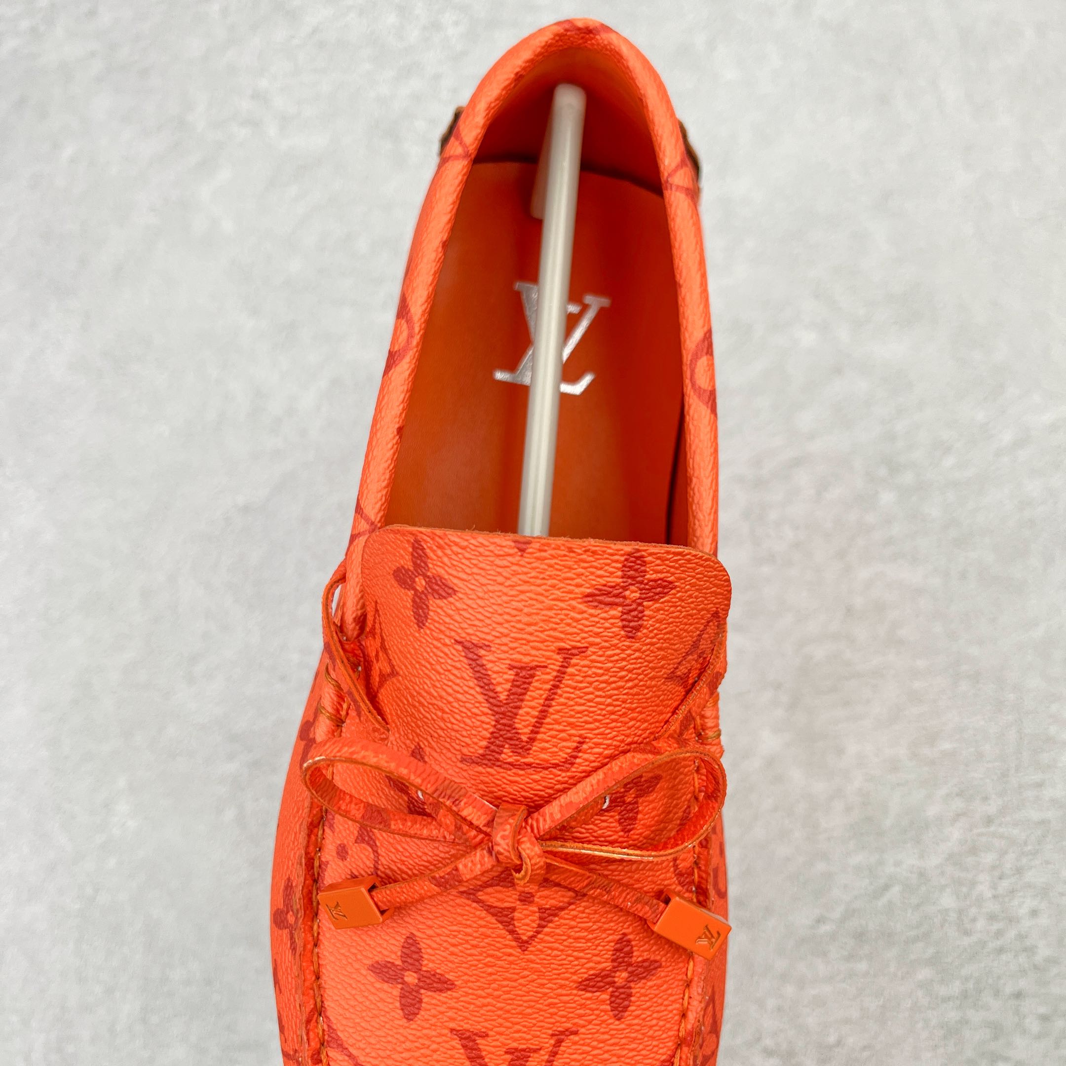 图片[5]-路易威登Louis Vuitton Driver lv驾驶系列商务休闲懒人平底乐福莫卡辛豆豆鞋 LV Driver 莫卡辛鞋是 Virgil Abloh 设计的首款驾驶鞋。Monogram 粒面牛皮革结合鞋舌与鞋帮一体式构造，轻盈柔软。手缝鞋面延续传统工艺。外底的橡胶垫和鞋带的 LV 字母端头注入明亮色彩。详细特征 Monogram 粒面牛皮革 手工缝纫鞋面 鞋舌与鞋帮一体式构造 大号橡胶垫外底 鞋带端头饰有 LV 字母 外底底部饰有 Monogram 图案 尺码：38-44-选品中心