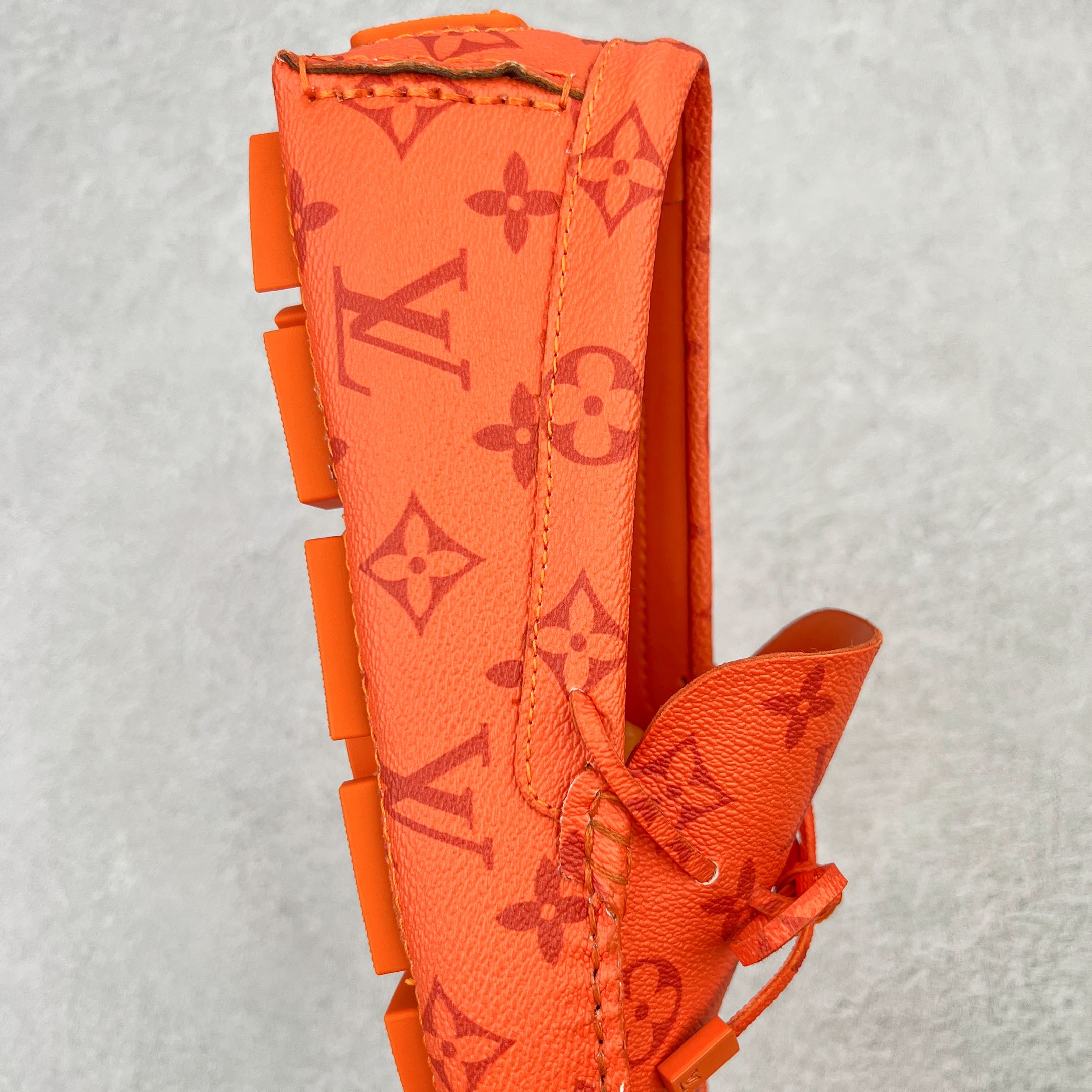 图片[6]-路易威登Louis Vuitton Driver lv驾驶系列商务休闲懒人平底乐福莫卡辛豆豆鞋 LV Driver 莫卡辛鞋是 Virgil Abloh 设计的首款驾驶鞋。Monogram 粒面牛皮革结合鞋舌与鞋帮一体式构造，轻盈柔软。手缝鞋面延续传统工艺。外底的橡胶垫和鞋带的 LV 字母端头注入明亮色彩。详细特征 Monogram 粒面牛皮革 手工缝纫鞋面 鞋舌与鞋帮一体式构造 大号橡胶垫外底 鞋带端头饰有 LV 字母 外底底部饰有 Monogram 图案 尺码：38-44-选品中心