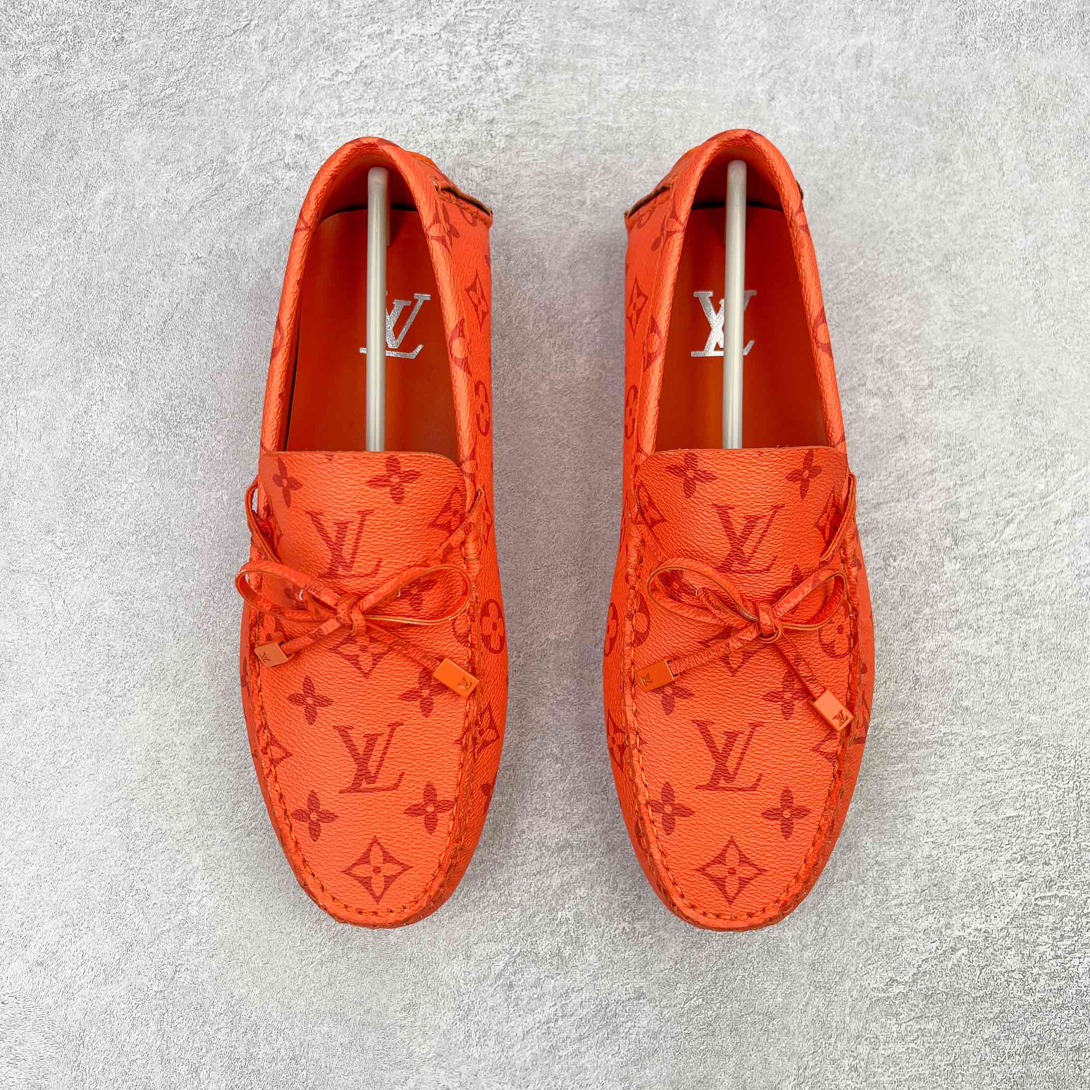 图片[2]-路易威登Louis Vuitton Driver lv驾驶系列商务休闲懒人平底乐福莫卡辛豆豆鞋 LV Driver 莫卡辛鞋是 Virgil Abloh 设计的首款驾驶鞋。Monogram 粒面牛皮革结合鞋舌与鞋帮一体式构造，轻盈柔软。手缝鞋面延续传统工艺。外底的橡胶垫和鞋带的 LV 字母端头注入明亮色彩。详细特征 Monogram 粒面牛皮革 手工缝纫鞋面 鞋舌与鞋帮一体式构造 大号橡胶垫外底 鞋带端头饰有 LV 字母 外底底部饰有 Monogram 图案 尺码：38-44-选品中心