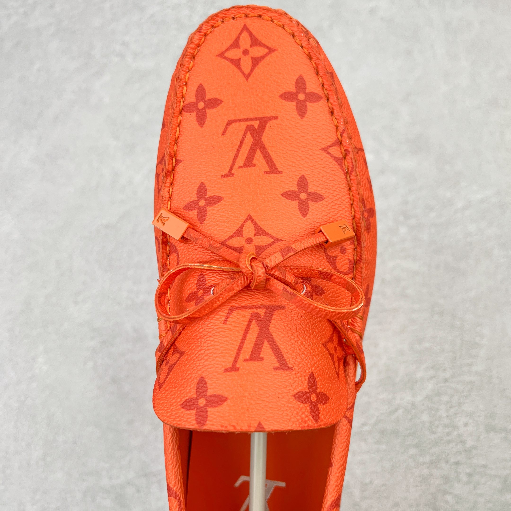 图片[4]-路易威登Louis Vuitton Driver lv驾驶系列商务休闲懒人平底乐福莫卡辛豆豆鞋 LV Driver 莫卡辛鞋是 Virgil Abloh 设计的首款驾驶鞋。Monogram 粒面牛皮革结合鞋舌与鞋帮一体式构造，轻盈柔软。手缝鞋面延续传统工艺。外底的橡胶垫和鞋带的 LV 字母端头注入明亮色彩。详细特征 Monogram 粒面牛皮革 手工缝纫鞋面 鞋舌与鞋帮一体式构造 大号橡胶垫外底 鞋带端头饰有 LV 字母 外底底部饰有 Monogram 图案 尺码：38-44-选品中心