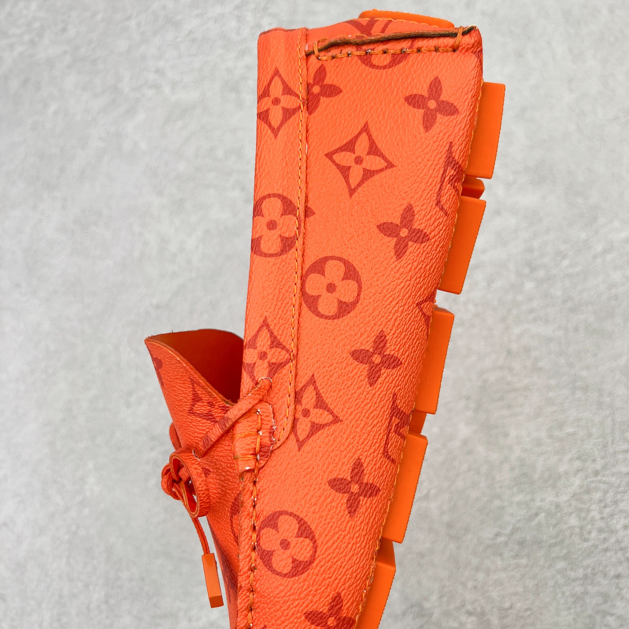 图片[7]-路易威登Louis Vuitton Driver lv驾驶系列商务休闲懒人平底乐福莫卡辛豆豆鞋 LV Driver 莫卡辛鞋是 Virgil Abloh 设计的首款驾驶鞋。Monogram 粒面牛皮革结合鞋舌与鞋帮一体式构造，轻盈柔软。手缝鞋面延续传统工艺。外底的橡胶垫和鞋带的 LV 字母端头注入明亮色彩。详细特征 Monogram 粒面牛皮革 手工缝纫鞋面 鞋舌与鞋帮一体式构造 大号橡胶垫外底 鞋带端头饰有 LV 字母 外底底部饰有 Monogram 图案 尺码：38-44-选品中心