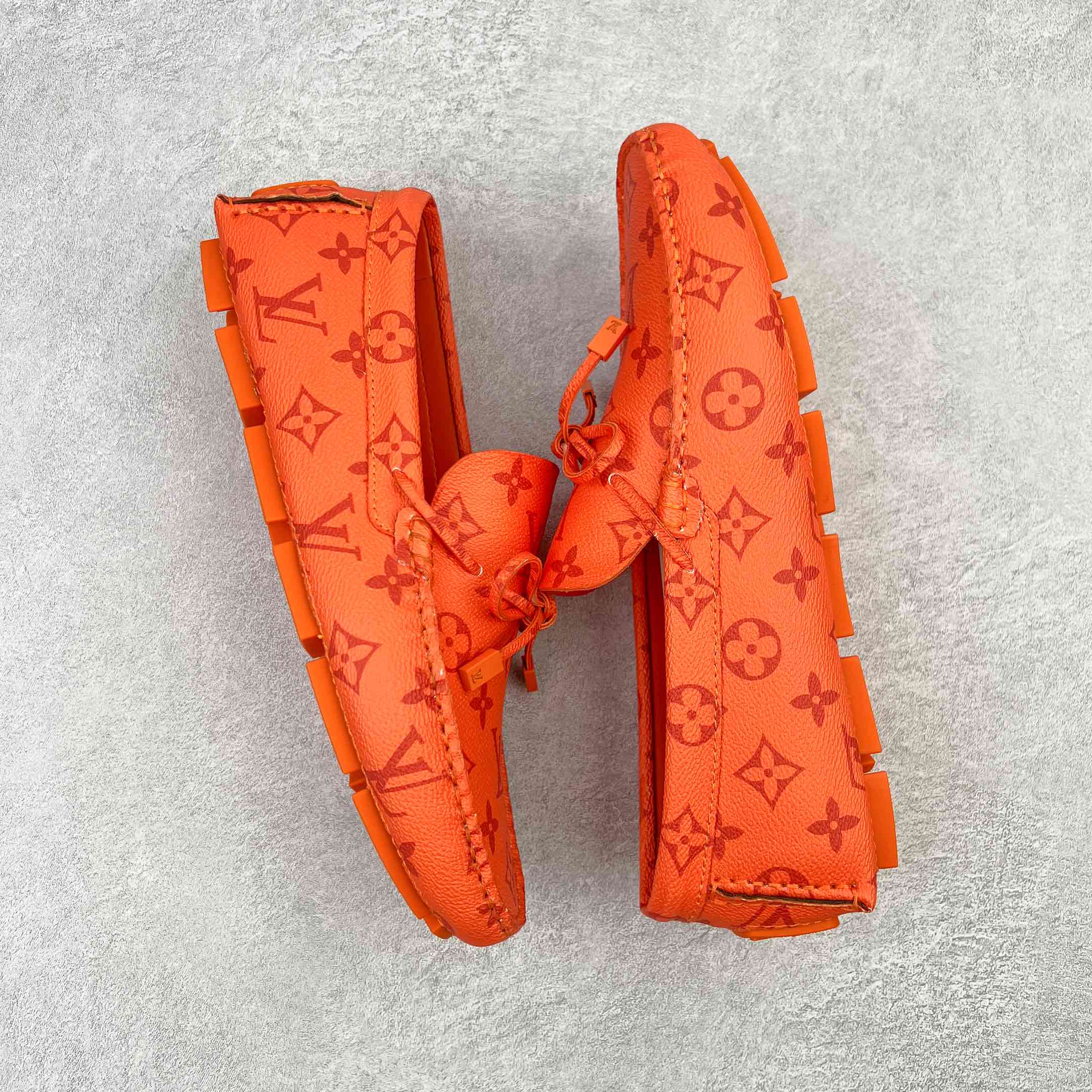 图片[3]-路易威登Louis Vuitton Driver lv驾驶系列商务休闲懒人平底乐福莫卡辛豆豆鞋 LV Driver 莫卡辛鞋是 Virgil Abloh 设计的首款驾驶鞋。Monogram 粒面牛皮革结合鞋舌与鞋帮一体式构造，轻盈柔软。手缝鞋面延续传统工艺。外底的橡胶垫和鞋带的 LV 字母端头注入明亮色彩。详细特征 Monogram 粒面牛皮革 手工缝纫鞋面 鞋舌与鞋帮一体式构造 大号橡胶垫外底 鞋带端头饰有 LV 字母 外底底部饰有 Monogram 图案 尺码：38-44-选品中心