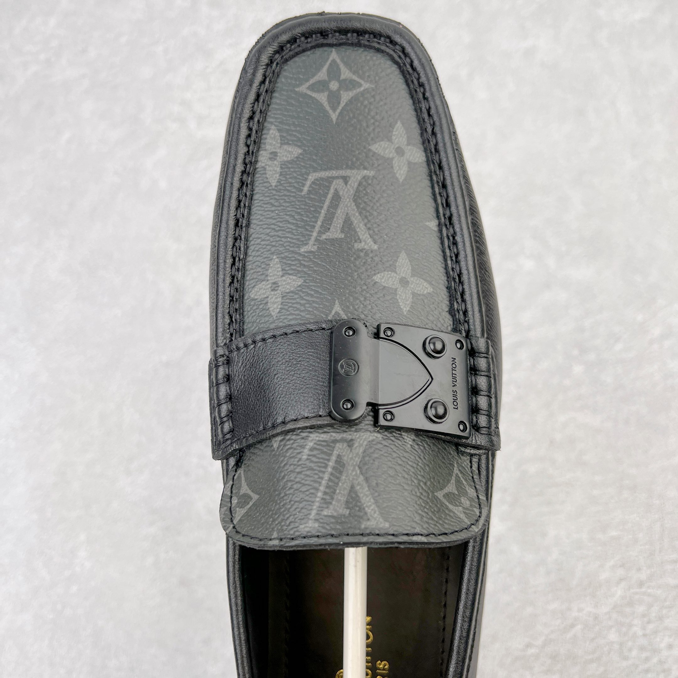 图片[4]-路易威登Louis Vuitton Driver lv驾驶系列商务休闲懒人平底乐福莫卡辛豆豆鞋 LV Driver 莫卡辛鞋是 Virgil Abloh 设计的首款驾驶鞋。Monogram 粒面牛皮革结合鞋舌与鞋帮一体式构造，轻盈柔软。手缝鞋面延续传统工艺。外底的橡胶垫和鞋带的 LV 字母端头注入明亮色彩。详细特征 Monogram 粒面牛皮革 手工缝纫鞋面 鞋舌与鞋帮一体式构造 大号橡胶垫外底 鞋带端头饰有 LV 字母 外底底部饰有 Monogram 图案 尺码：38-44-选品中心