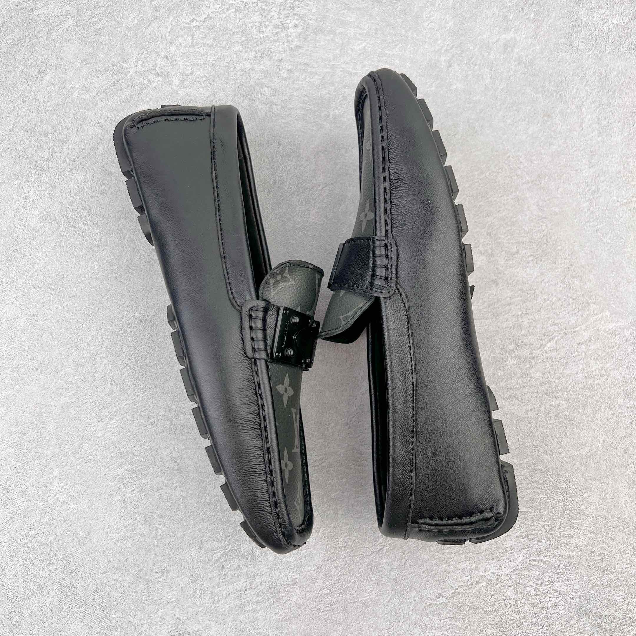 图片[3]-路易威登Louis Vuitton Driver lv驾驶系列商务休闲懒人平底乐福莫卡辛豆豆鞋 LV Driver 莫卡辛鞋是 Virgil Abloh 设计的首款驾驶鞋。Monogram 粒面牛皮革结合鞋舌与鞋帮一体式构造，轻盈柔软。手缝鞋面延续传统工艺。外底的橡胶垫和鞋带的 LV 字母端头注入明亮色彩。详细特征 Monogram 粒面牛皮革 手工缝纫鞋面 鞋舌与鞋帮一体式构造 大号橡胶垫外底 鞋带端头饰有 LV 字母 外底底部饰有 Monogram 图案 尺码：38-44-选品中心