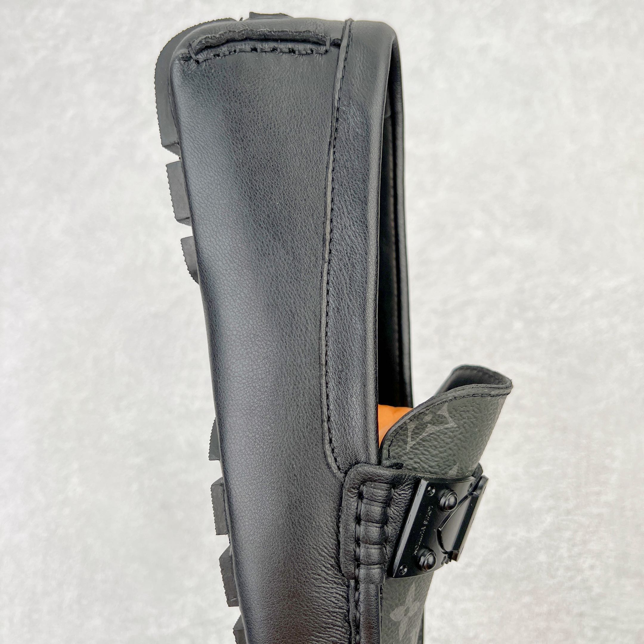 图片[6]-路易威登Louis Vuitton Driver lv驾驶系列商务休闲懒人平底乐福莫卡辛豆豆鞋 LV Driver 莫卡辛鞋是 Virgil Abloh 设计的首款驾驶鞋。Monogram 粒面牛皮革结合鞋舌与鞋帮一体式构造，轻盈柔软。手缝鞋面延续传统工艺。外底的橡胶垫和鞋带的 LV 字母端头注入明亮色彩。详细特征 Monogram 粒面牛皮革 手工缝纫鞋面 鞋舌与鞋帮一体式构造 大号橡胶垫外底 鞋带端头饰有 LV 字母 外底底部饰有 Monogram 图案 尺码：38-44-选品中心