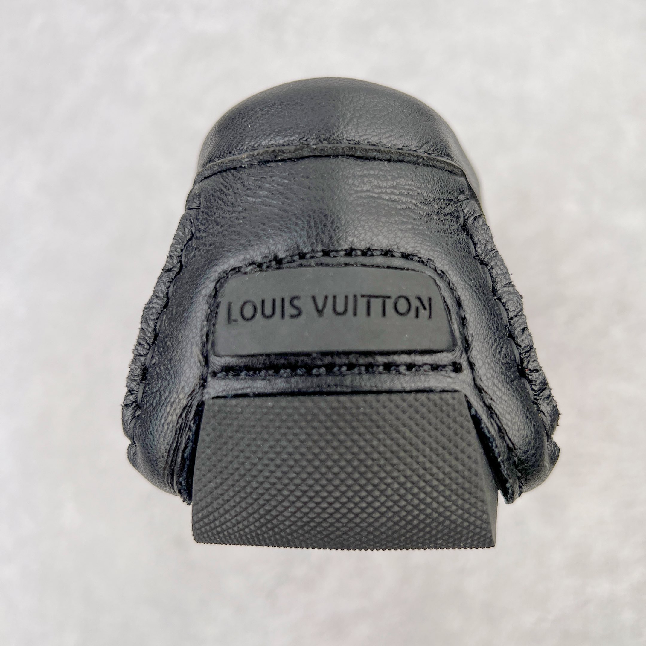 图片[8]-路易威登Louis Vuitton Driver lv驾驶系列商务休闲懒人平底乐福莫卡辛豆豆鞋 LV Driver 莫卡辛鞋是 Virgil Abloh 设计的首款驾驶鞋。Monogram 粒面牛皮革结合鞋舌与鞋帮一体式构造，轻盈柔软。手缝鞋面延续传统工艺。外底的橡胶垫和鞋带的 LV 字母端头注入明亮色彩。详细特征 Monogram 粒面牛皮革 手工缝纫鞋面 鞋舌与鞋帮一体式构造 大号橡胶垫外底 鞋带端头饰有 LV 字母 外底底部饰有 Monogram 图案 尺码：38-44-选品中心