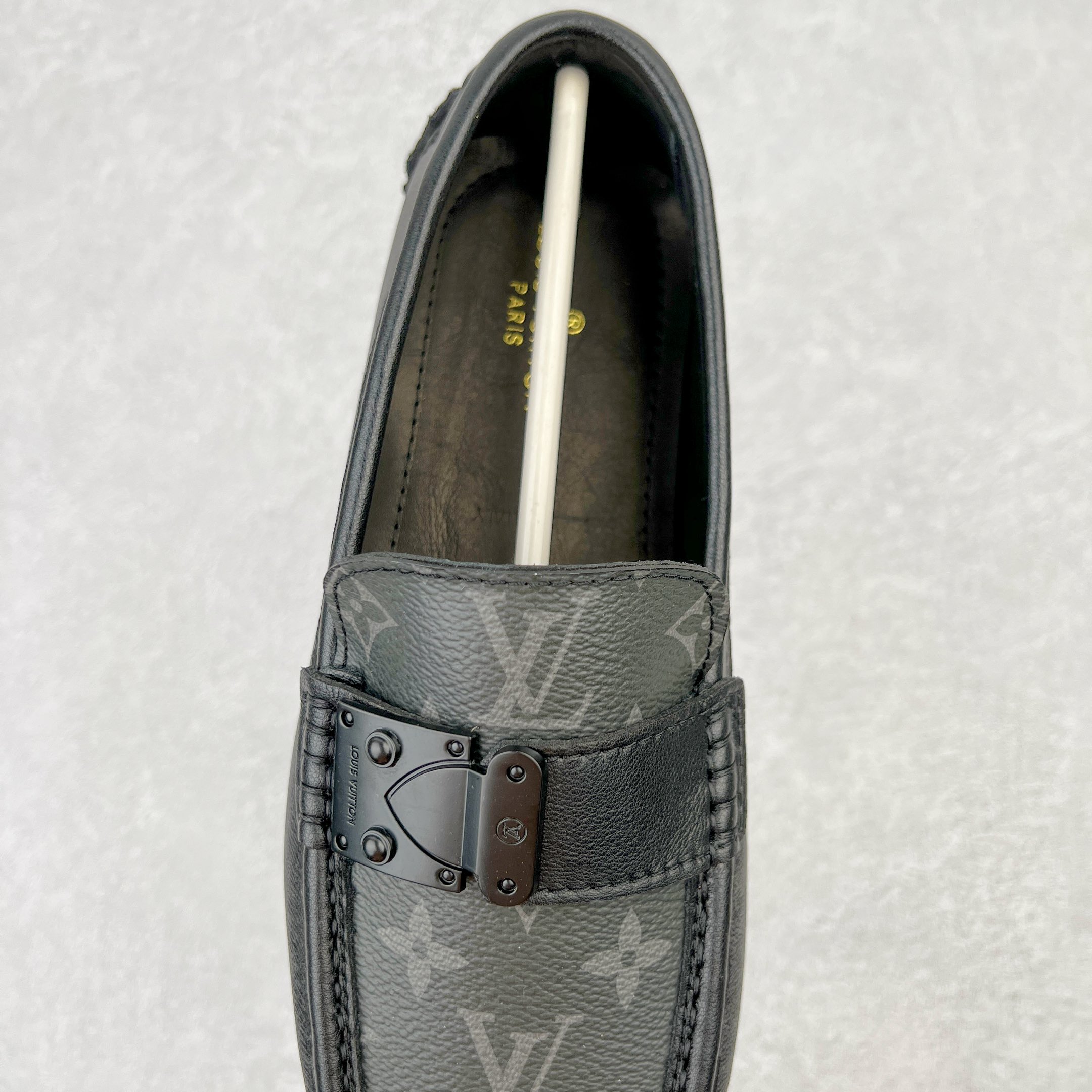 图片[5]-路易威登Louis Vuitton Driver lv驾驶系列商务休闲懒人平底乐福莫卡辛豆豆鞋 LV Driver 莫卡辛鞋是 Virgil Abloh 设计的首款驾驶鞋。Monogram 粒面牛皮革结合鞋舌与鞋帮一体式构造，轻盈柔软。手缝鞋面延续传统工艺。外底的橡胶垫和鞋带的 LV 字母端头注入明亮色彩。详细特征 Monogram 粒面牛皮革 手工缝纫鞋面 鞋舌与鞋帮一体式构造 大号橡胶垫外底 鞋带端头饰有 LV 字母 外底底部饰有 Monogram 图案 尺码：38-44-选品中心