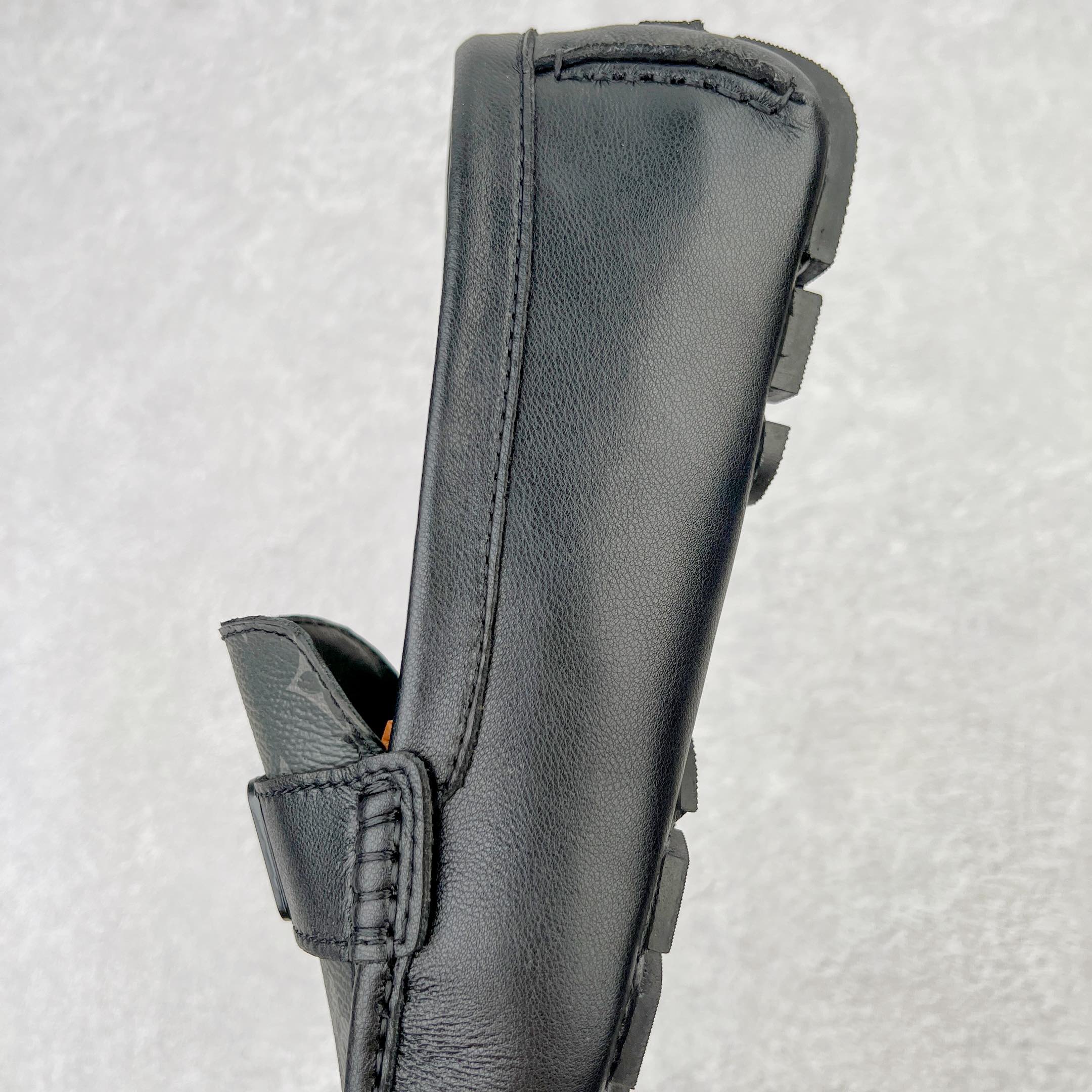 图片[7]-路易威登Louis Vuitton Driver lv驾驶系列商务休闲懒人平底乐福莫卡辛豆豆鞋 LV Driver 莫卡辛鞋是 Virgil Abloh 设计的首款驾驶鞋。Monogram 粒面牛皮革结合鞋舌与鞋帮一体式构造，轻盈柔软。手缝鞋面延续传统工艺。外底的橡胶垫和鞋带的 LV 字母端头注入明亮色彩。详细特征 Monogram 粒面牛皮革 手工缝纫鞋面 鞋舌与鞋帮一体式构造 大号橡胶垫外底 鞋带端头饰有 LV 字母 外底底部饰有 Monogram 图案 尺码：38-44-选品中心