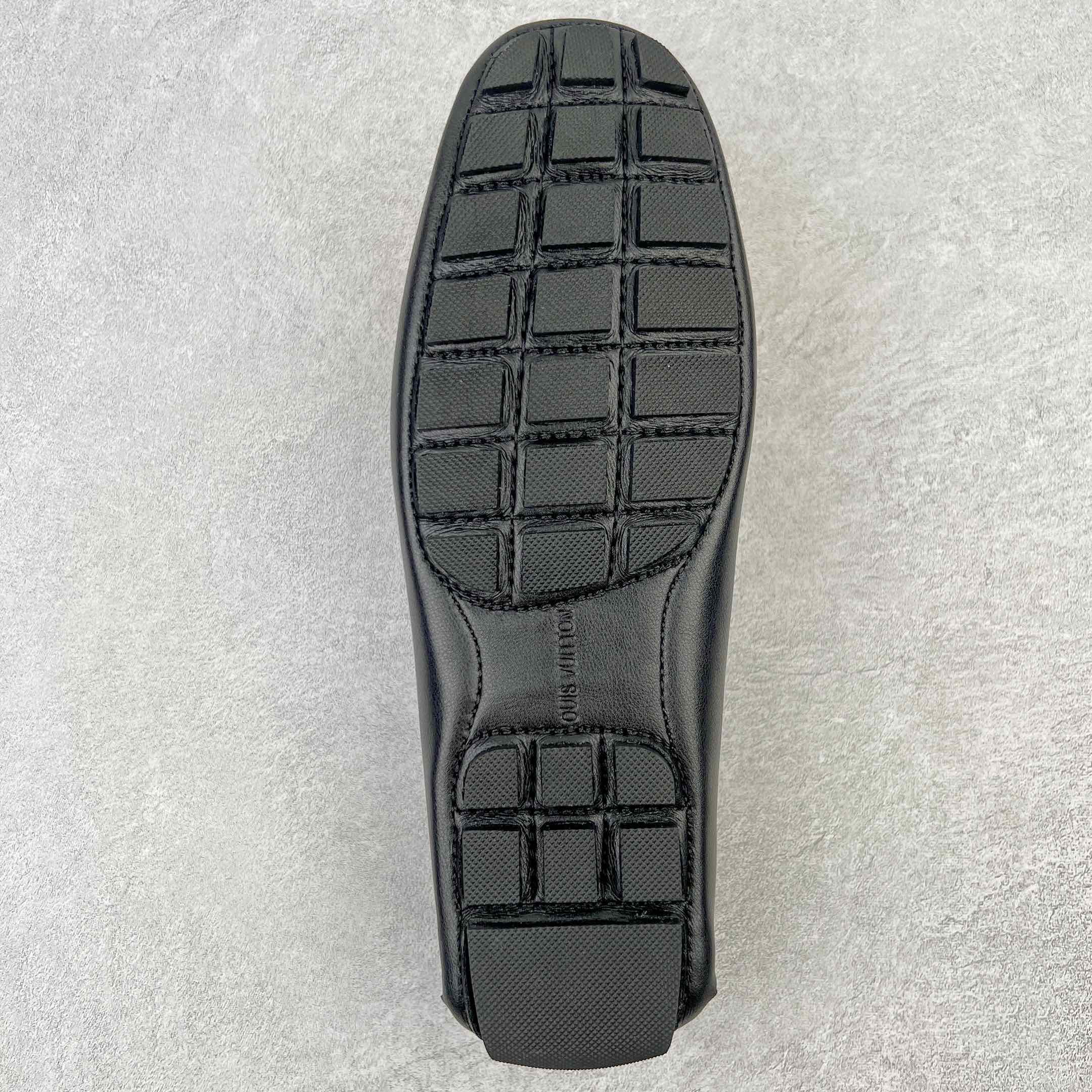 图片[9]-路易威登Louis Vuitton Driver lv驾驶系列商务休闲懒人平底乐福莫卡辛豆豆鞋 LV Driver 莫卡辛鞋是 Virgil Abloh 设计的首款驾驶鞋。Monogram 粒面牛皮革结合鞋舌与鞋帮一体式构造，轻盈柔软。手缝鞋面延续传统工艺。外底的橡胶垫和鞋带的 LV 字母端头注入明亮色彩。详细特征 Monogram 粒面牛皮革 手工缝纫鞋面 鞋舌与鞋帮一体式构造 大号橡胶垫外底 鞋带端头饰有 LV 字母 外底底部饰有 Monogram 图案 尺码：38-44-选品中心