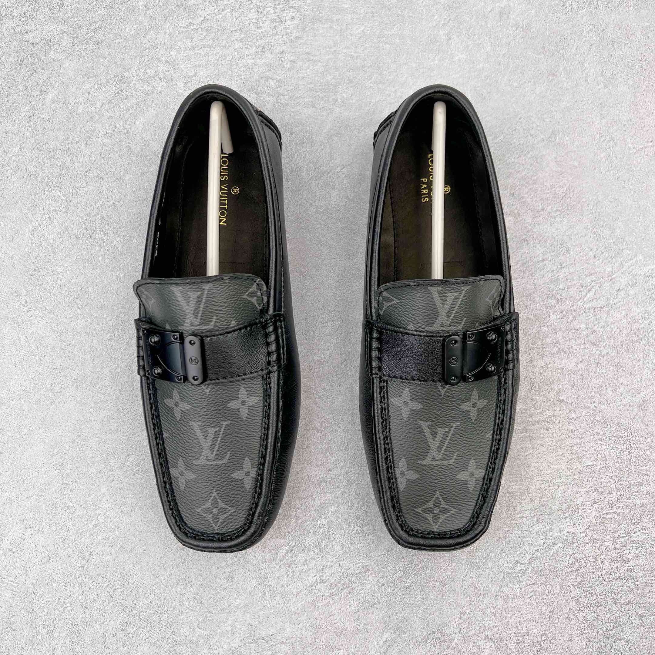 图片[2]-路易威登Louis Vuitton Driver lv驾驶系列商务休闲懒人平底乐福莫卡辛豆豆鞋 LV Driver 莫卡辛鞋是 Virgil Abloh 设计的首款驾驶鞋。Monogram 粒面牛皮革结合鞋舌与鞋帮一体式构造，轻盈柔软。手缝鞋面延续传统工艺。外底的橡胶垫和鞋带的 LV 字母端头注入明亮色彩。详细特征 Monogram 粒面牛皮革 手工缝纫鞋面 鞋舌与鞋帮一体式构造 大号橡胶垫外底 鞋带端头饰有 LV 字母 外底底部饰有 Monogram 图案 尺码：38-44-选品中心