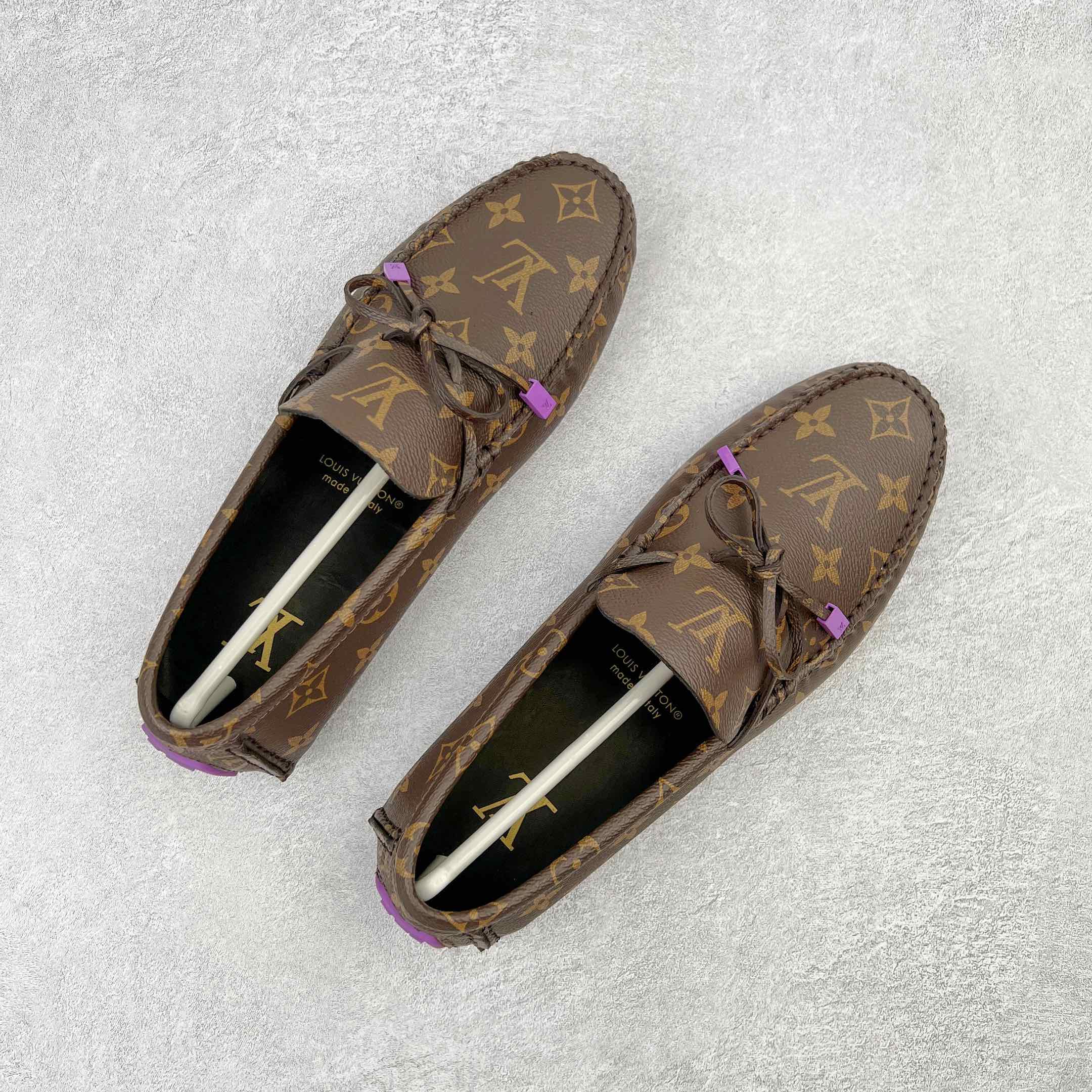 图片[3]-路易威登Louis Vuitton Driver lv驾驶系列商务休闲懒人平底乐福莫卡辛豆豆鞋 LV Driver 莫卡辛鞋是 Virgil Abloh 设计的首款驾驶鞋。Monogram 粒面牛皮革结合鞋舌与鞋帮一体式构造，轻盈柔软。手缝鞋面延续传统工艺。外底的橡胶垫和鞋带的 LV 字母端头注入明亮色彩。详细特征 Monogram 粒面牛皮革 手工缝纫鞋面 鞋舌与鞋帮一体式构造 大号橡胶垫外底 鞋带端头饰有 LV 字母 外底底部饰有 Monogram 图案 尺码：38-44-选品中心