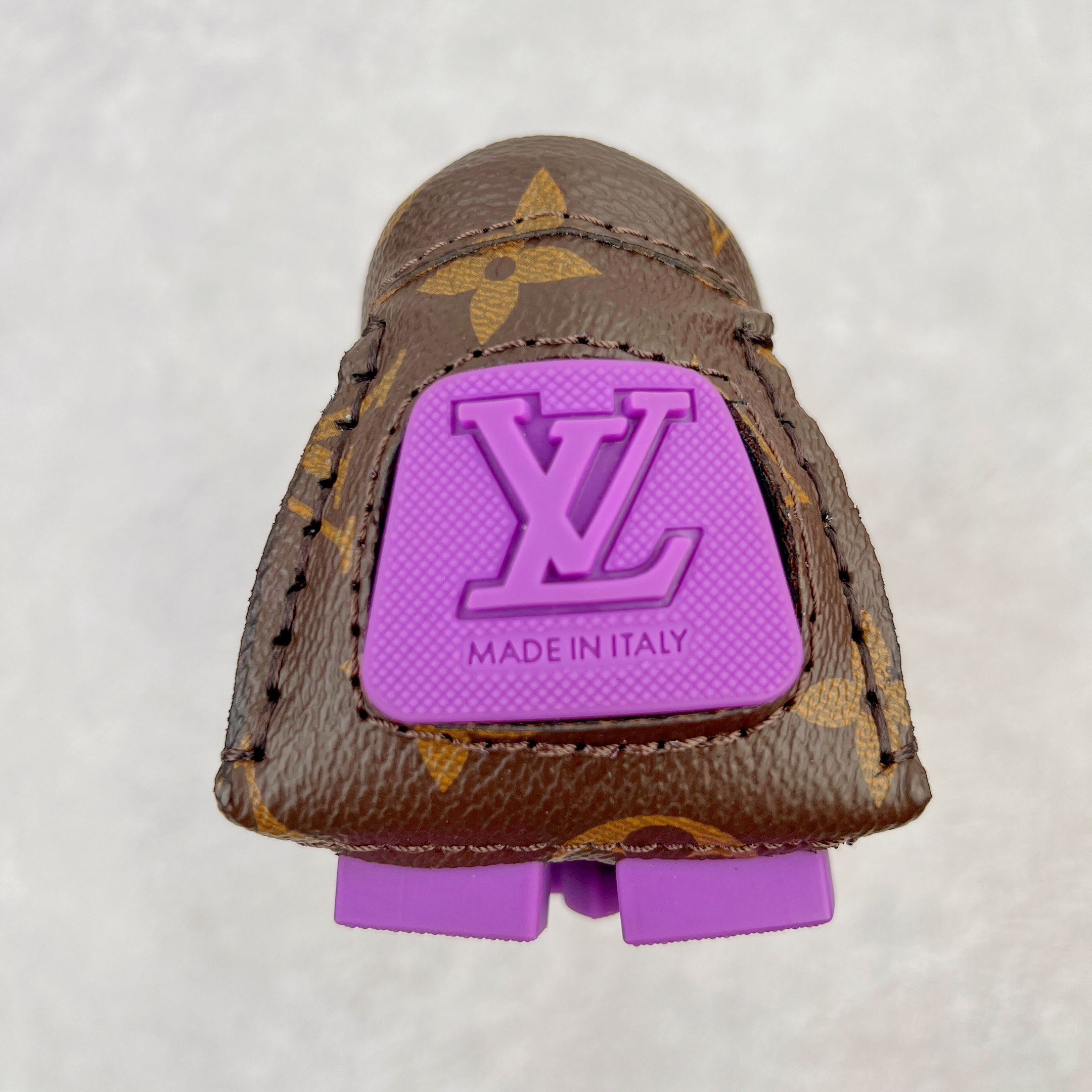 图片[8]-路易威登Louis Vuitton Driver lv驾驶系列商务休闲懒人平底乐福莫卡辛豆豆鞋 LV Driver 莫卡辛鞋是 Virgil Abloh 设计的首款驾驶鞋。Monogram 粒面牛皮革结合鞋舌与鞋帮一体式构造，轻盈柔软。手缝鞋面延续传统工艺。外底的橡胶垫和鞋带的 LV 字母端头注入明亮色彩。详细特征 Monogram 粒面牛皮革 手工缝纫鞋面 鞋舌与鞋帮一体式构造 大号橡胶垫外底 鞋带端头饰有 LV 字母 外底底部饰有 Monogram 图案 尺码：38-44-选品中心