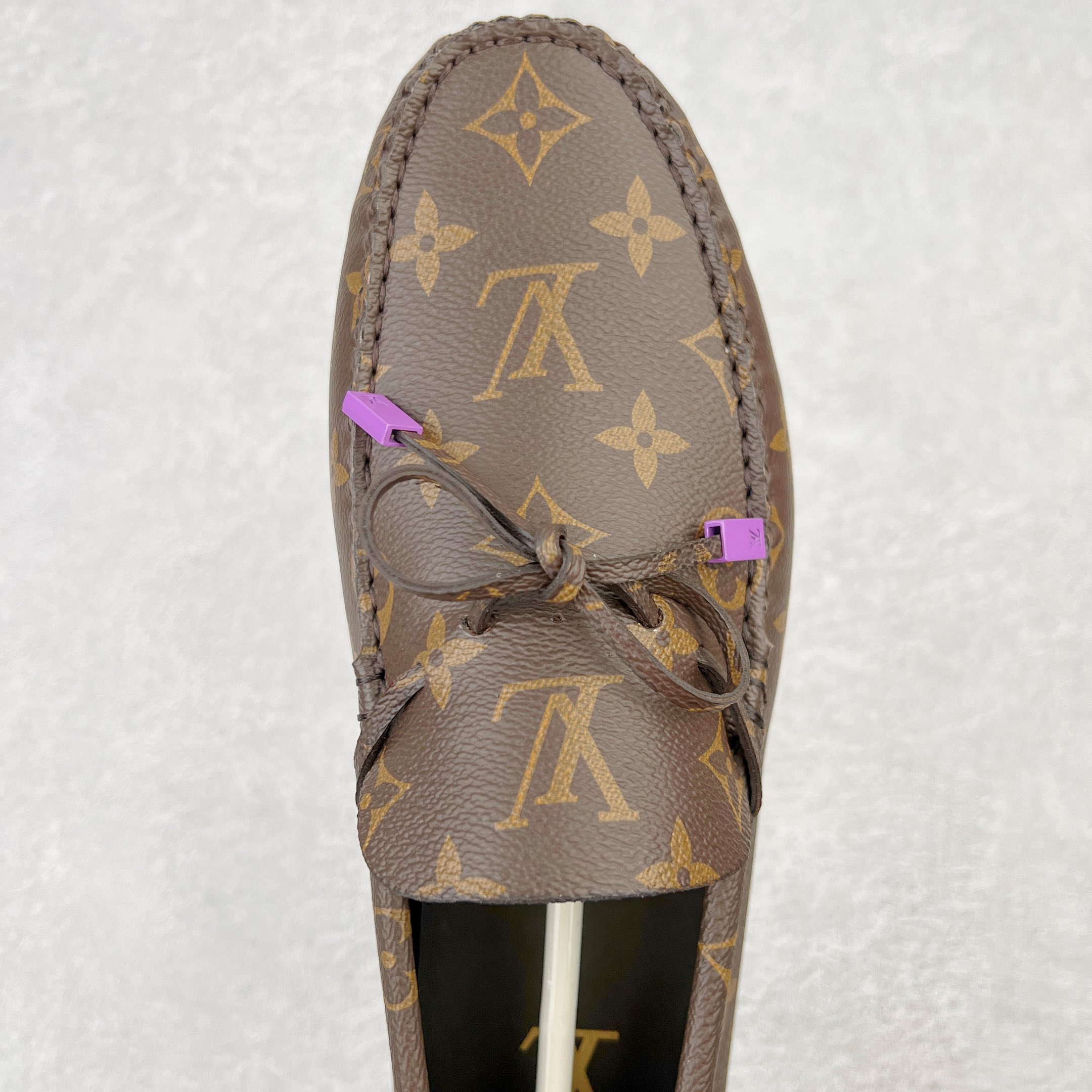 图片[4]-路易威登Louis Vuitton Driver lv驾驶系列商务休闲懒人平底乐福莫卡辛豆豆鞋 LV Driver 莫卡辛鞋是 Virgil Abloh 设计的首款驾驶鞋。Monogram 粒面牛皮革结合鞋舌与鞋帮一体式构造，轻盈柔软。手缝鞋面延续传统工艺。外底的橡胶垫和鞋带的 LV 字母端头注入明亮色彩。详细特征 Monogram 粒面牛皮革 手工缝纫鞋面 鞋舌与鞋帮一体式构造 大号橡胶垫外底 鞋带端头饰有 LV 字母 外底底部饰有 Monogram 图案 尺码：38-44-选品中心