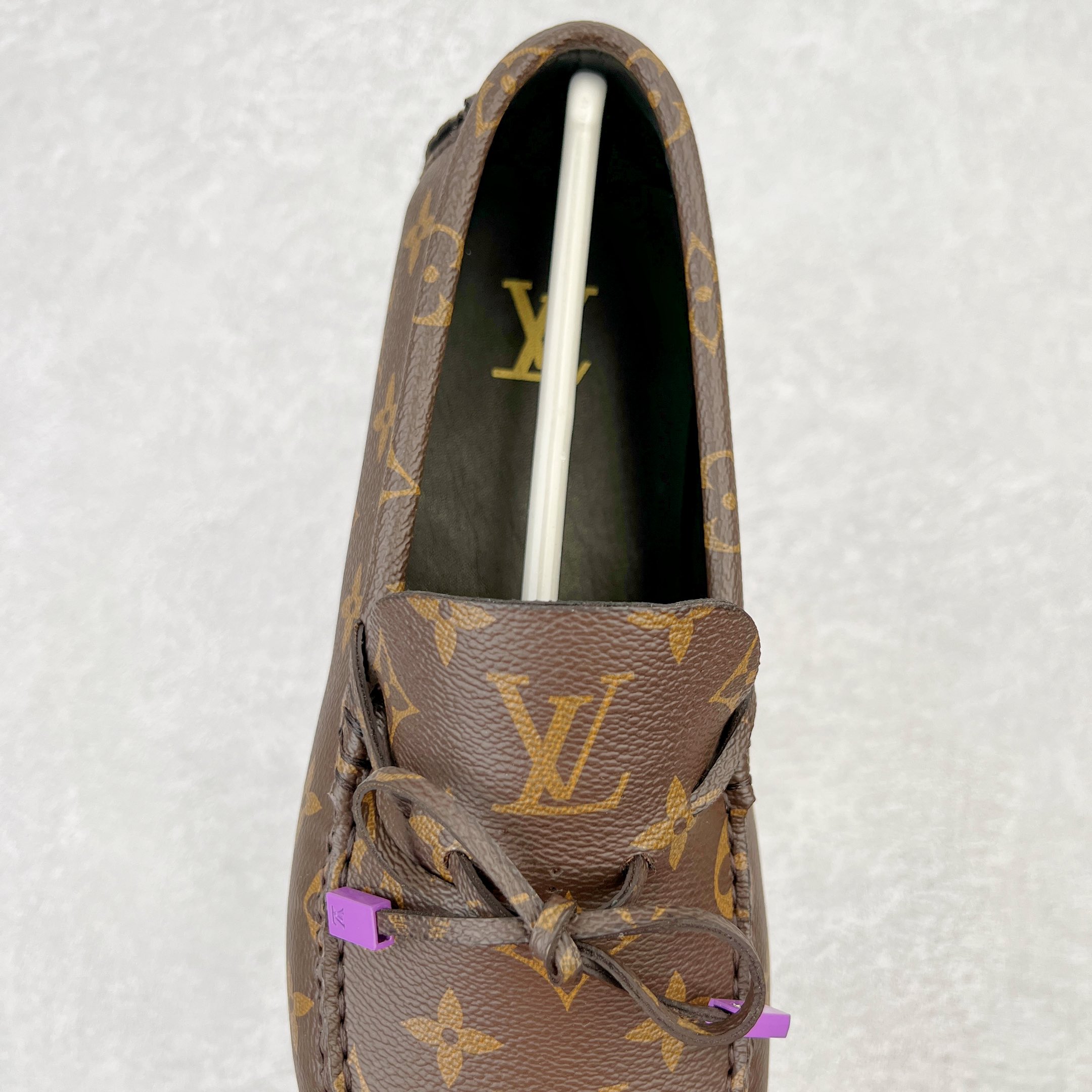 图片[5]-路易威登Louis Vuitton Driver lv驾驶系列商务休闲懒人平底乐福莫卡辛豆豆鞋 LV Driver 莫卡辛鞋是 Virgil Abloh 设计的首款驾驶鞋。Monogram 粒面牛皮革结合鞋舌与鞋帮一体式构造，轻盈柔软。手缝鞋面延续传统工艺。外底的橡胶垫和鞋带的 LV 字母端头注入明亮色彩。详细特征 Monogram 粒面牛皮革 手工缝纫鞋面 鞋舌与鞋帮一体式构造 大号橡胶垫外底 鞋带端头饰有 LV 字母 外底底部饰有 Monogram 图案 尺码：38-44-选品中心