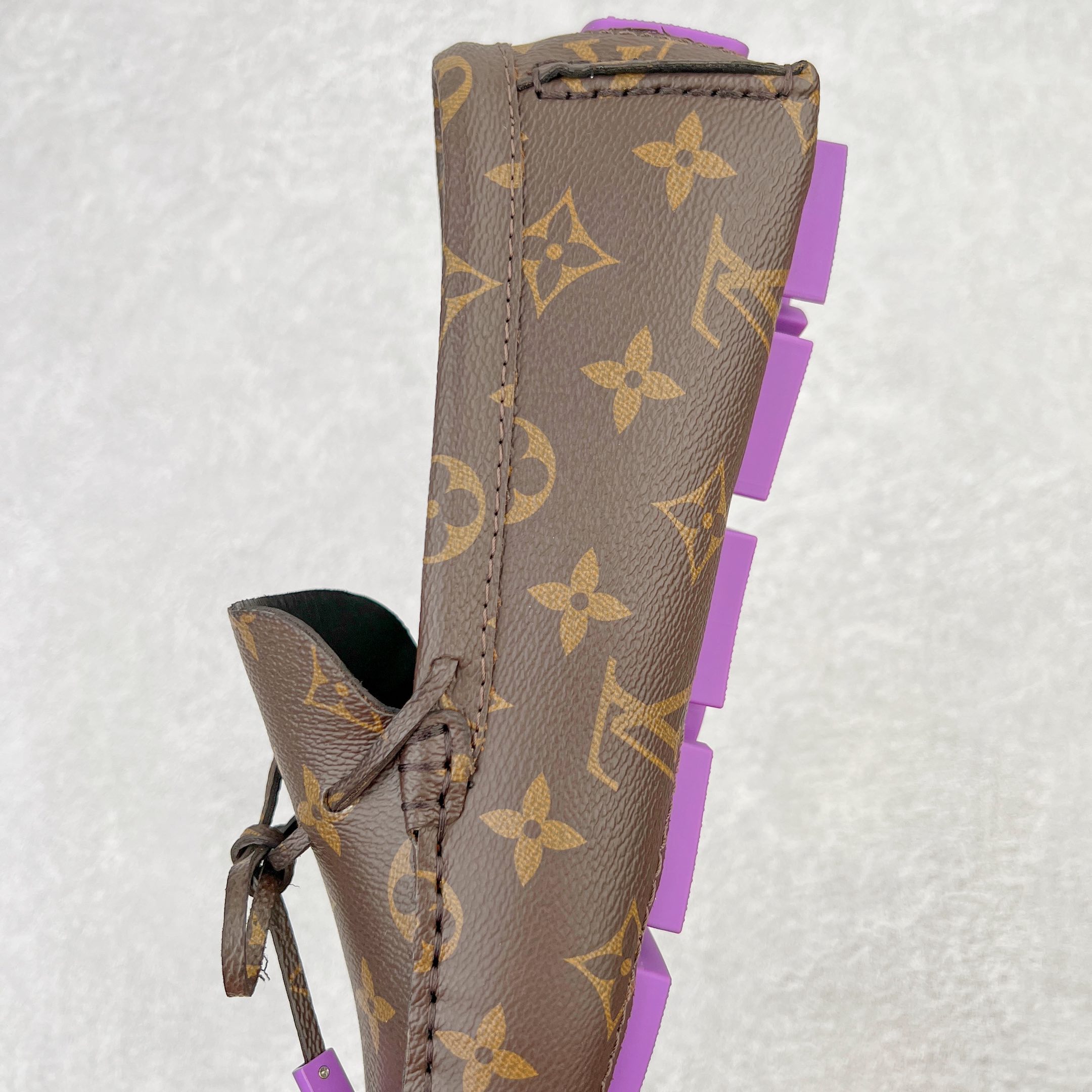 图片[7]-路易威登Louis Vuitton Driver lv驾驶系列商务休闲懒人平底乐福莫卡辛豆豆鞋 LV Driver 莫卡辛鞋是 Virgil Abloh 设计的首款驾驶鞋。Monogram 粒面牛皮革结合鞋舌与鞋帮一体式构造，轻盈柔软。手缝鞋面延续传统工艺。外底的橡胶垫和鞋带的 LV 字母端头注入明亮色彩。详细特征 Monogram 粒面牛皮革 手工缝纫鞋面 鞋舌与鞋帮一体式构造 大号橡胶垫外底 鞋带端头饰有 LV 字母 外底底部饰有 Monogram 图案 尺码：38-44-选品中心