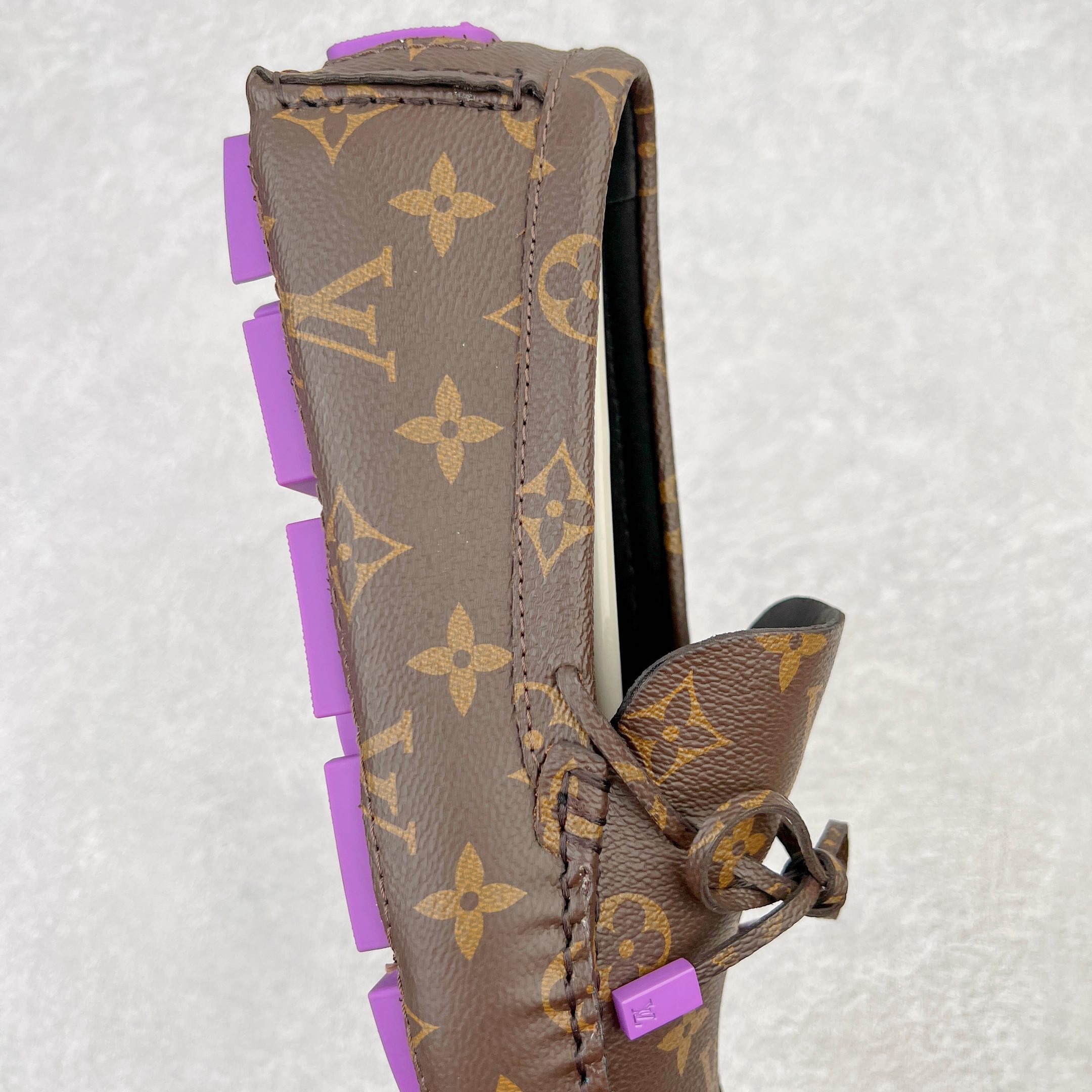 图片[6]-路易威登Louis Vuitton Driver lv驾驶系列商务休闲懒人平底乐福莫卡辛豆豆鞋 LV Driver 莫卡辛鞋是 Virgil Abloh 设计的首款驾驶鞋。Monogram 粒面牛皮革结合鞋舌与鞋帮一体式构造，轻盈柔软。手缝鞋面延续传统工艺。外底的橡胶垫和鞋带的 LV 字母端头注入明亮色彩。详细特征 Monogram 粒面牛皮革 手工缝纫鞋面 鞋舌与鞋帮一体式构造 大号橡胶垫外底 鞋带端头饰有 LV 字母 外底底部饰有 Monogram 图案 尺码：38-44-选品中心