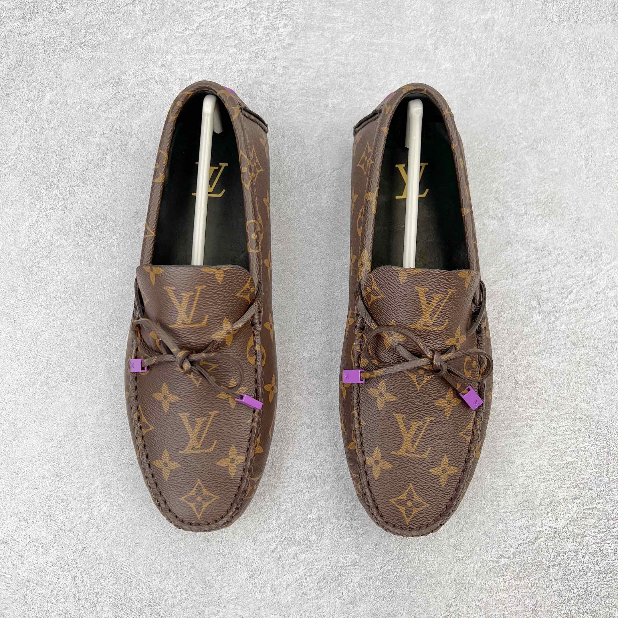 图片[2]-路易威登Louis Vuitton Driver lv驾驶系列商务休闲懒人平底乐福莫卡辛豆豆鞋 LV Driver 莫卡辛鞋是 Virgil Abloh 设计的首款驾驶鞋。Monogram 粒面牛皮革结合鞋舌与鞋帮一体式构造，轻盈柔软。手缝鞋面延续传统工艺。外底的橡胶垫和鞋带的 LV 字母端头注入明亮色彩。详细特征 Monogram 粒面牛皮革 手工缝纫鞋面 鞋舌与鞋帮一体式构造 大号橡胶垫外底 鞋带端头饰有 LV 字母 外底底部饰有 Monogram 图案 尺码：38-44-选品中心