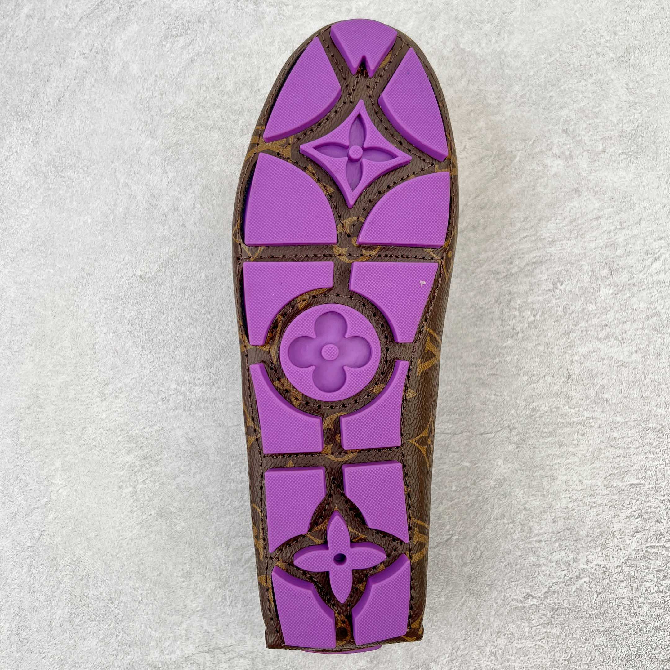 图片[9]-路易威登Louis Vuitton Driver lv驾驶系列商务休闲懒人平底乐福莫卡辛豆豆鞋 LV Driver 莫卡辛鞋是 Virgil Abloh 设计的首款驾驶鞋。Monogram 粒面牛皮革结合鞋舌与鞋帮一体式构造，轻盈柔软。手缝鞋面延续传统工艺。外底的橡胶垫和鞋带的 LV 字母端头注入明亮色彩。详细特征 Monogram 粒面牛皮革 手工缝纫鞋面 鞋舌与鞋帮一体式构造 大号橡胶垫外底 鞋带端头饰有 LV 字母 外底底部饰有 Monogram 图案 尺码：38-44-选品中心