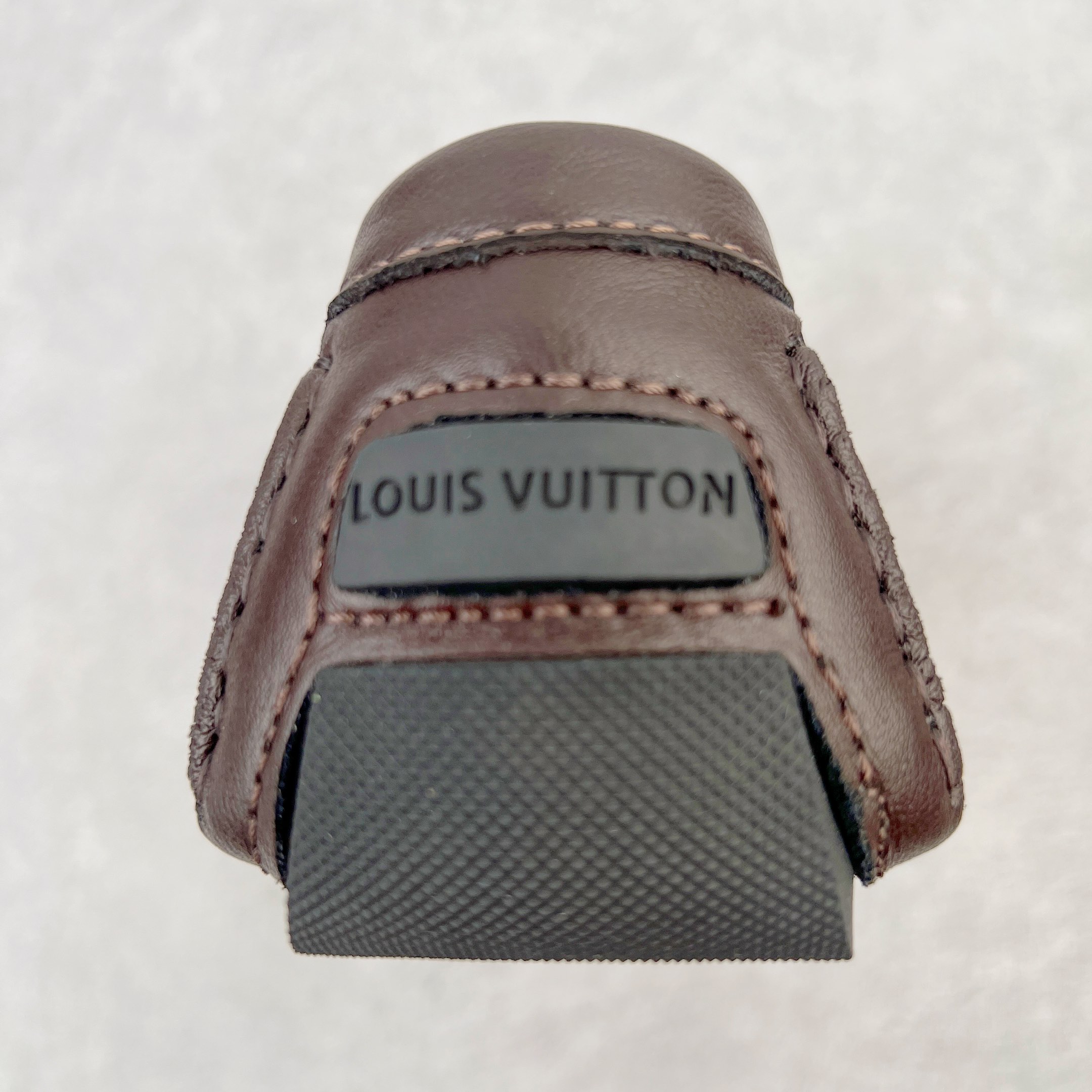 图片[8]-路易威登Louis Vuitton Driver lv驾驶系列商务休闲懒人平底乐福莫卡辛豆豆鞋 LV Driver 莫卡辛鞋是 Virgil Abloh 设计的首款驾驶鞋。Monogram 粒面牛皮革结合鞋舌与鞋帮一体式构造，轻盈柔软。手缝鞋面延续传统工艺。外底的橡胶垫和鞋带的 LV 字母端头注入明亮色彩。详细特征 Monogram 粒面牛皮革 手工缝纫鞋面 鞋舌与鞋帮一体式构造 大号橡胶垫外底 鞋带端头饰有 LV 字母 外底底部饰有 Monogram 图案 尺码：38-44-选品中心
