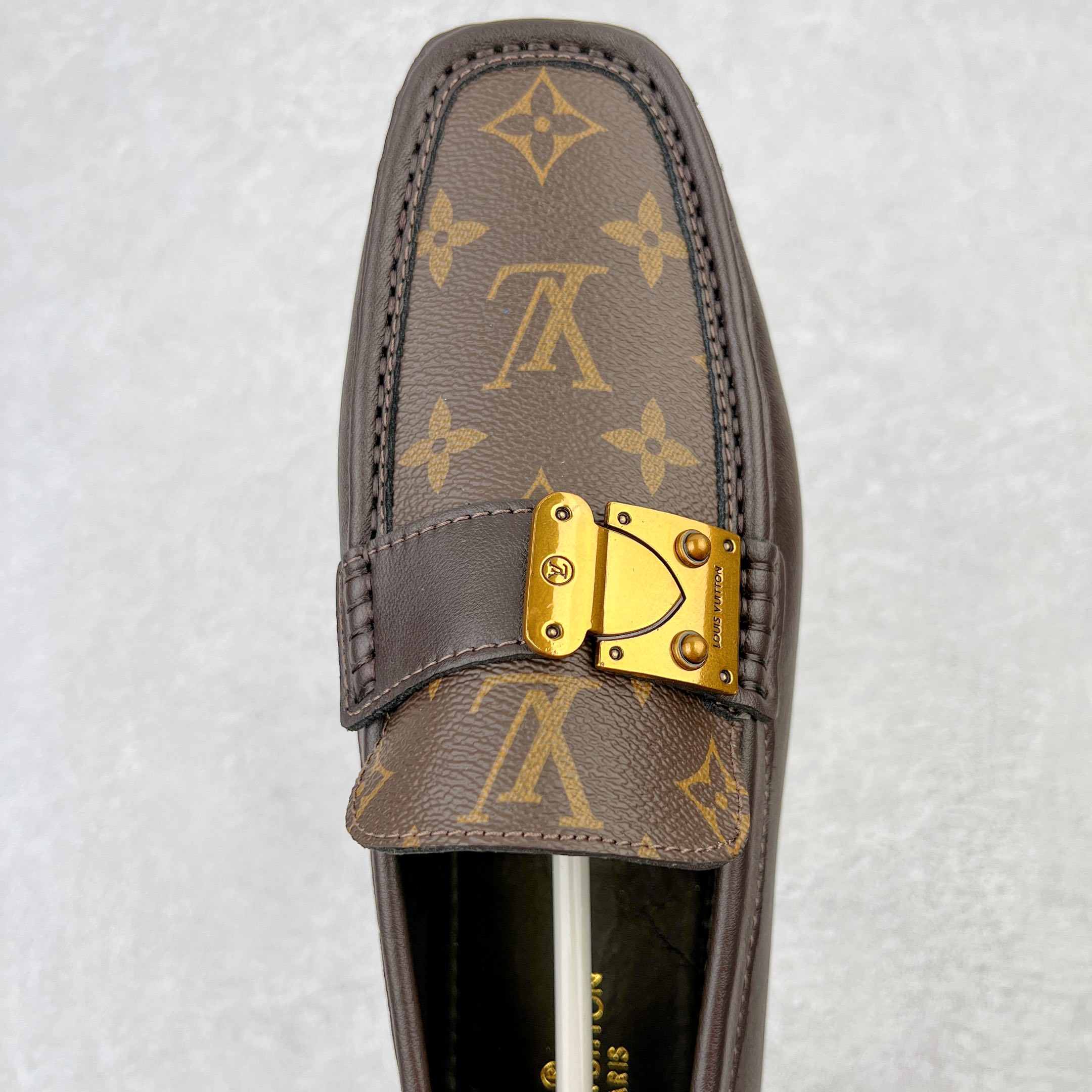 图片[4]-路易威登Louis Vuitton Driver lv驾驶系列商务休闲懒人平底乐福莫卡辛豆豆鞋 LV Driver 莫卡辛鞋是 Virgil Abloh 设计的首款驾驶鞋。Monogram 粒面牛皮革结合鞋舌与鞋帮一体式构造，轻盈柔软。手缝鞋面延续传统工艺。外底的橡胶垫和鞋带的 LV 字母端头注入明亮色彩。详细特征 Monogram 粒面牛皮革 手工缝纫鞋面 鞋舌与鞋帮一体式构造 大号橡胶垫外底 鞋带端头饰有 LV 字母 外底底部饰有 Monogram 图案 尺码：38-44-选品中心