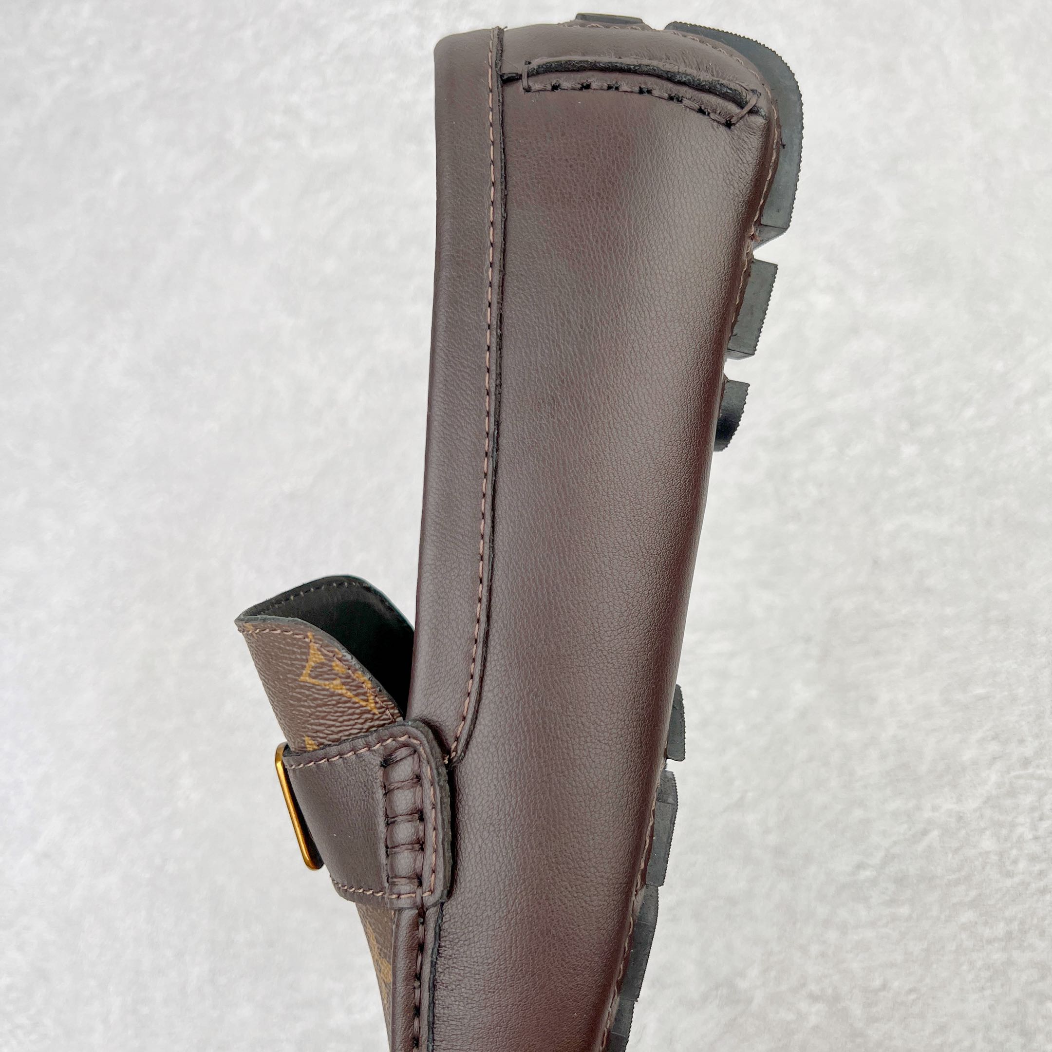 图片[7]-路易威登Louis Vuitton Driver lv驾驶系列商务休闲懒人平底乐福莫卡辛豆豆鞋 LV Driver 莫卡辛鞋是 Virgil Abloh 设计的首款驾驶鞋。Monogram 粒面牛皮革结合鞋舌与鞋帮一体式构造，轻盈柔软。手缝鞋面延续传统工艺。外底的橡胶垫和鞋带的 LV 字母端头注入明亮色彩。详细特征 Monogram 粒面牛皮革 手工缝纫鞋面 鞋舌与鞋帮一体式构造 大号橡胶垫外底 鞋带端头饰有 LV 字母 外底底部饰有 Monogram 图案 尺码：38-44-选品中心