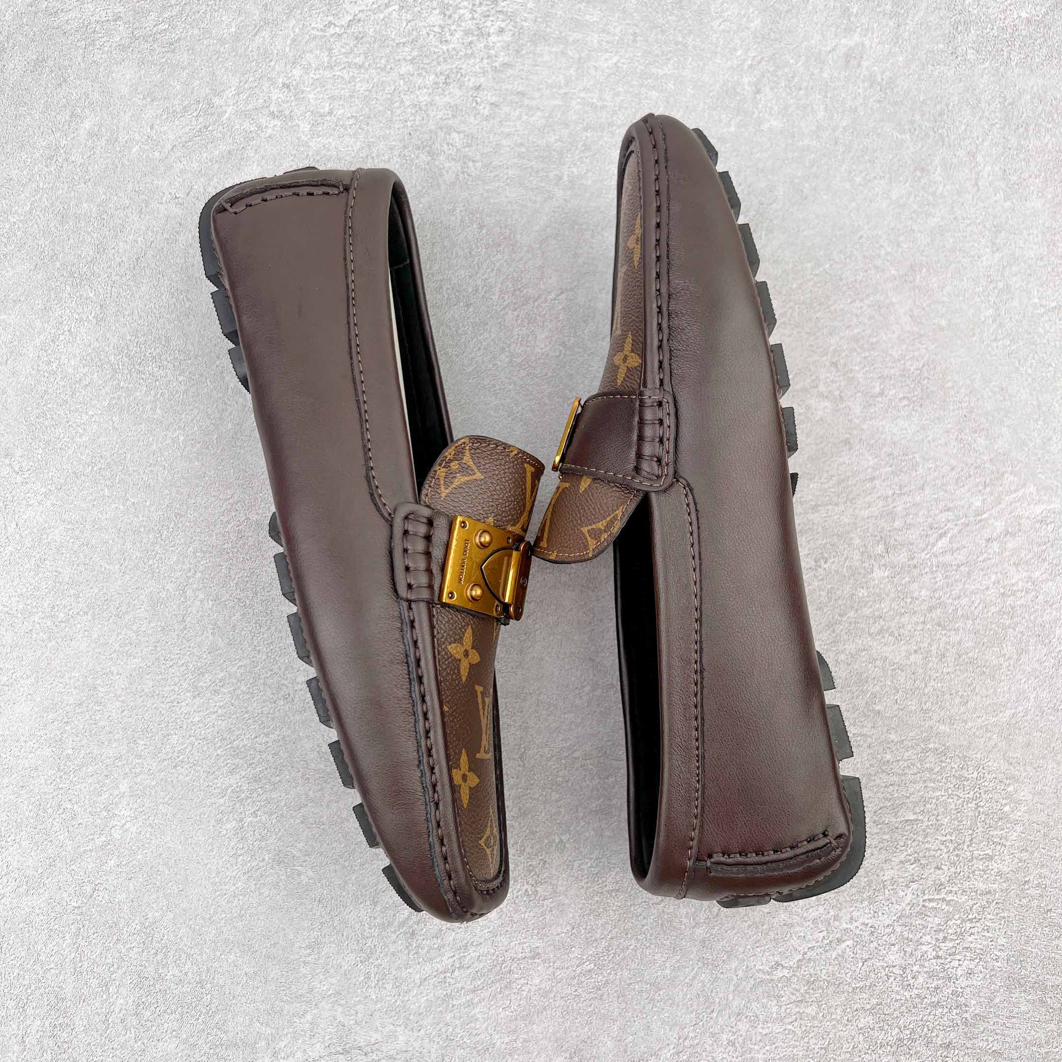 图片[3]-路易威登Louis Vuitton Driver lv驾驶系列商务休闲懒人平底乐福莫卡辛豆豆鞋 LV Driver 莫卡辛鞋是 Virgil Abloh 设计的首款驾驶鞋。Monogram 粒面牛皮革结合鞋舌与鞋帮一体式构造，轻盈柔软。手缝鞋面延续传统工艺。外底的橡胶垫和鞋带的 LV 字母端头注入明亮色彩。详细特征 Monogram 粒面牛皮革 手工缝纫鞋面 鞋舌与鞋帮一体式构造 大号橡胶垫外底 鞋带端头饰有 LV 字母 外底底部饰有 Monogram 图案 尺码：38-44-选品中心