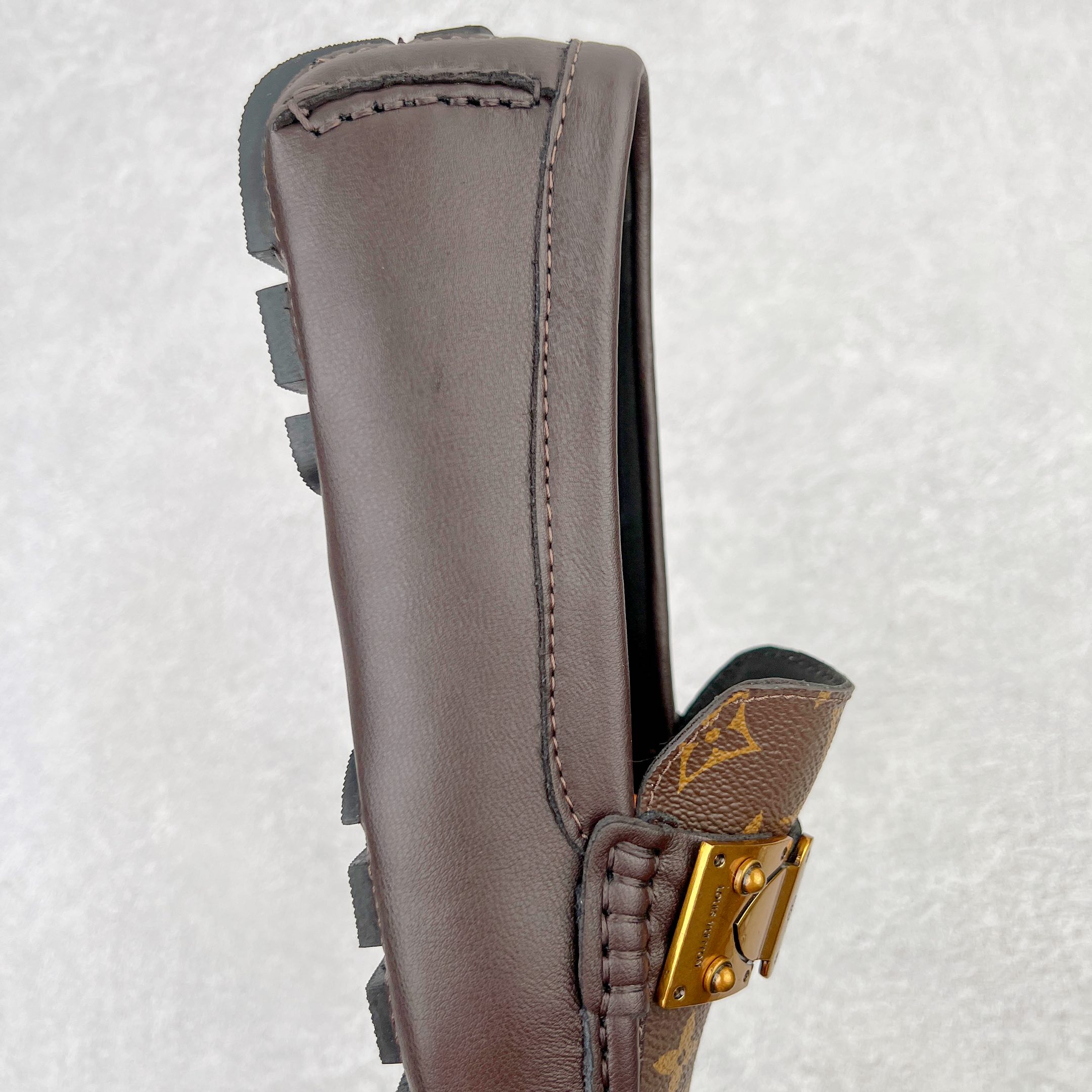 图片[6]-路易威登Louis Vuitton Driver lv驾驶系列商务休闲懒人平底乐福莫卡辛豆豆鞋 LV Driver 莫卡辛鞋是 Virgil Abloh 设计的首款驾驶鞋。Monogram 粒面牛皮革结合鞋舌与鞋帮一体式构造，轻盈柔软。手缝鞋面延续传统工艺。外底的橡胶垫和鞋带的 LV 字母端头注入明亮色彩。详细特征 Monogram 粒面牛皮革 手工缝纫鞋面 鞋舌与鞋帮一体式构造 大号橡胶垫外底 鞋带端头饰有 LV 字母 外底底部饰有 Monogram 图案 尺码：38-44-选品中心