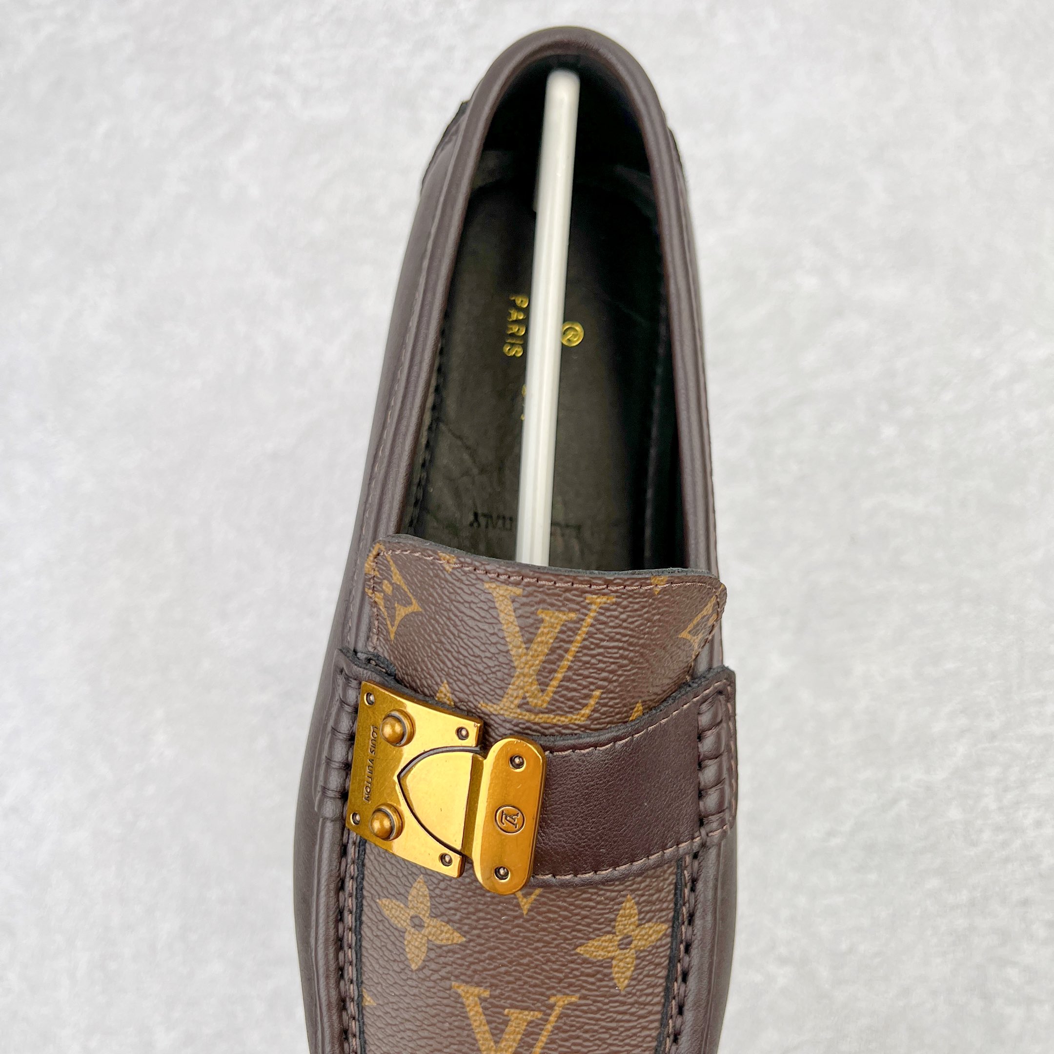 图片[5]-路易威登Louis Vuitton Driver lv驾驶系列商务休闲懒人平底乐福莫卡辛豆豆鞋 LV Driver 莫卡辛鞋是 Virgil Abloh 设计的首款驾驶鞋。Monogram 粒面牛皮革结合鞋舌与鞋帮一体式构造，轻盈柔软。手缝鞋面延续传统工艺。外底的橡胶垫和鞋带的 LV 字母端头注入明亮色彩。详细特征 Monogram 粒面牛皮革 手工缝纫鞋面 鞋舌与鞋帮一体式构造 大号橡胶垫外底 鞋带端头饰有 LV 字母 外底底部饰有 Monogram 图案 尺码：38-44-选品中心