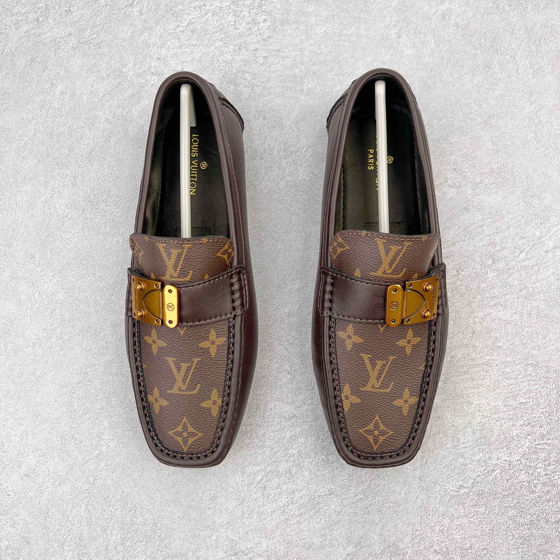 图片[2]-路易威登Louis Vuitton Driver lv驾驶系列商务休闲懒人平底乐福莫卡辛豆豆鞋 LV Driver 莫卡辛鞋是 Virgil Abloh 设计的首款驾驶鞋。Monogram 粒面牛皮革结合鞋舌与鞋帮一体式构造，轻盈柔软。手缝鞋面延续传统工艺。外底的橡胶垫和鞋带的 LV 字母端头注入明亮色彩。详细特征 Monogram 粒面牛皮革 手工缝纫鞋面 鞋舌与鞋帮一体式构造 大号橡胶垫外底 鞋带端头饰有 LV 字母 外底底部饰有 Monogram 图案 尺码：38-44-选品中心