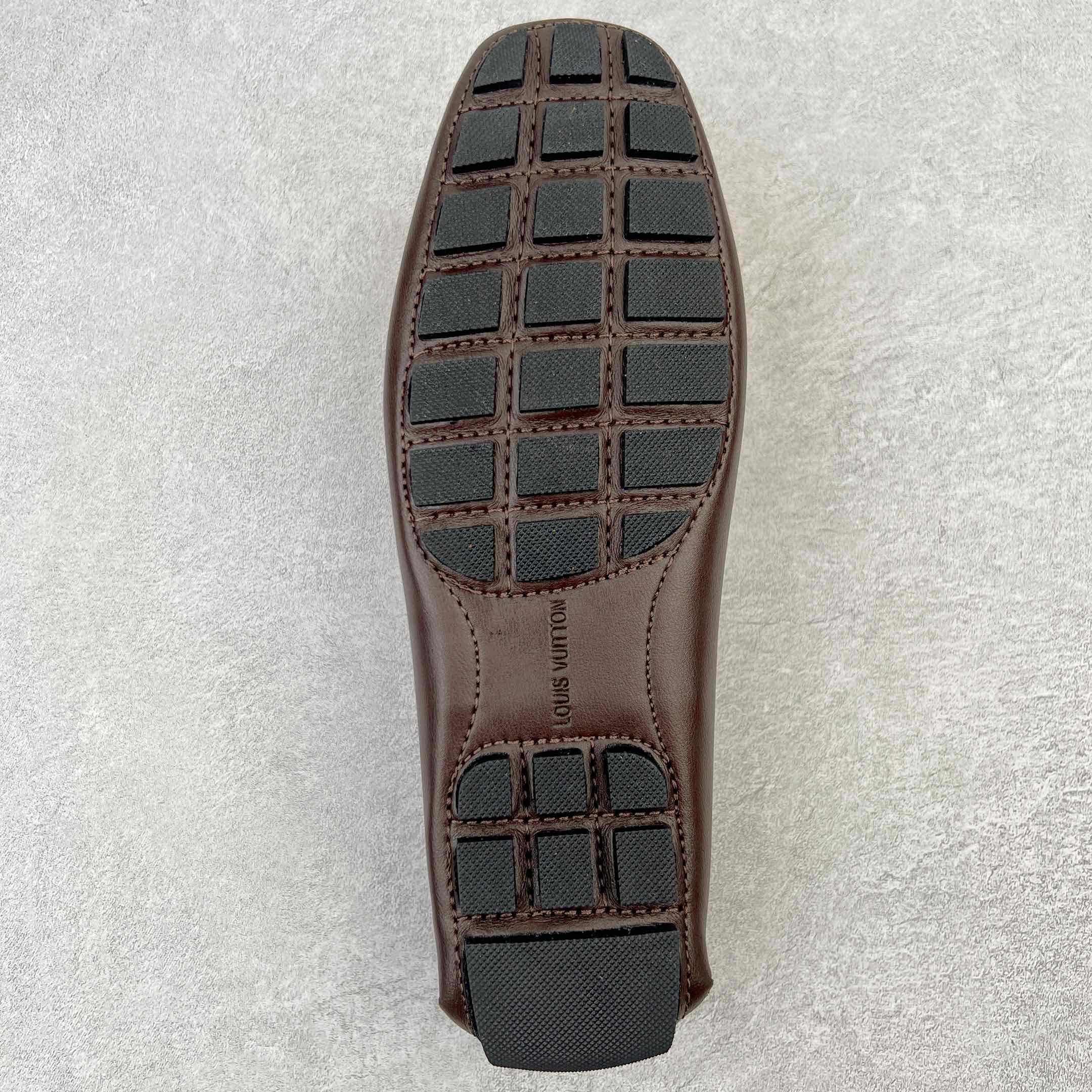 图片[9]-路易威登Louis Vuitton Driver lv驾驶系列商务休闲懒人平底乐福莫卡辛豆豆鞋 LV Driver 莫卡辛鞋是 Virgil Abloh 设计的首款驾驶鞋。Monogram 粒面牛皮革结合鞋舌与鞋帮一体式构造，轻盈柔软。手缝鞋面延续传统工艺。外底的橡胶垫和鞋带的 LV 字母端头注入明亮色彩。详细特征 Monogram 粒面牛皮革 手工缝纫鞋面 鞋舌与鞋帮一体式构造 大号橡胶垫外底 鞋带端头饰有 LV 字母 外底底部饰有 Monogram 图案 尺码：38-44-选品中心