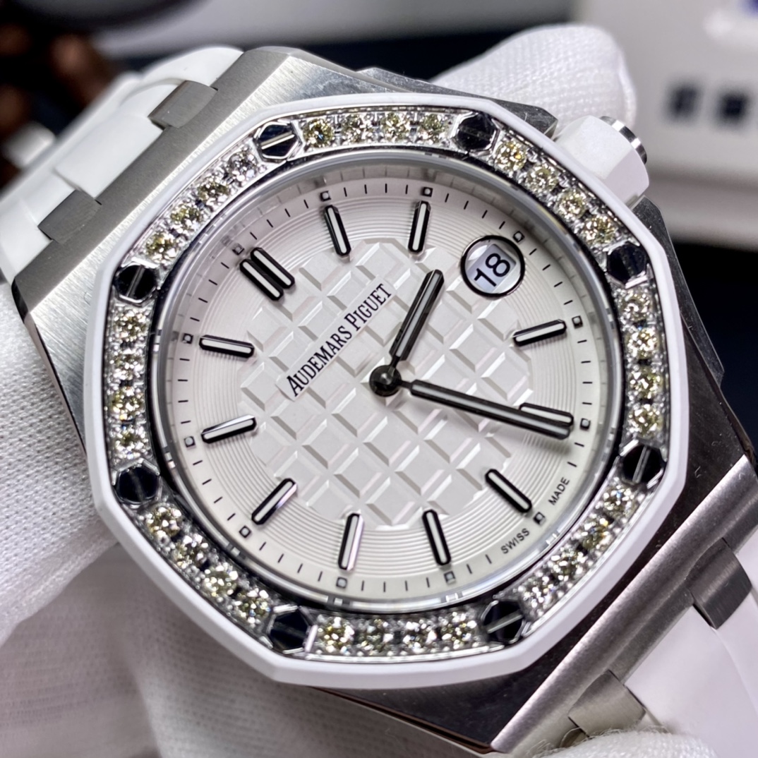Luxury Swiss Stone Core Watch: Model 67540K Royal Oaks Offshore, Perfect Combination of Style and Technology - 图片 4