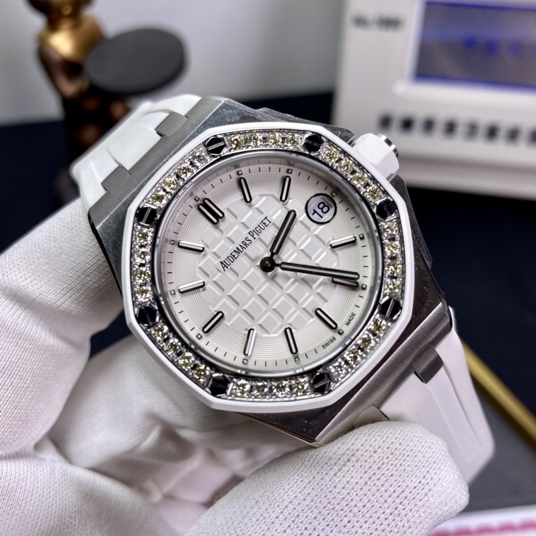 Luxury Swiss Stone Core Watch: Model 67540K Royal Oaks Offshore, Perfect Combination of Style and Technology - 图片 2