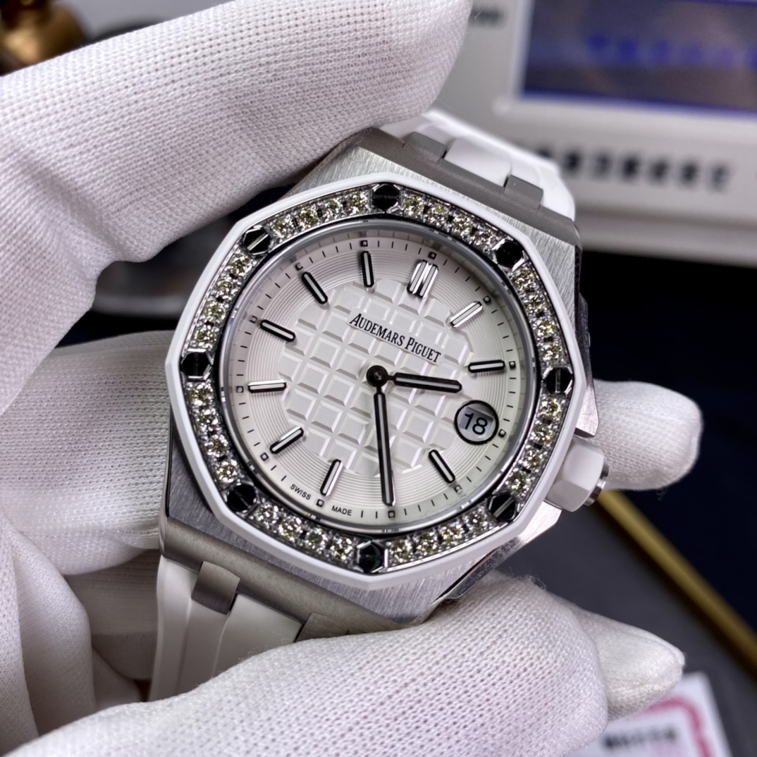 Luxury Swiss Stone Core Watch: Model 67540K Royal Oaks Offshore, Perfect Combination of Style and Technology - 图片 3