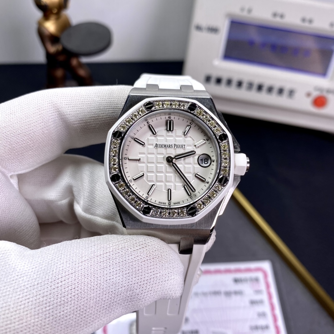 Luxury Swiss Stone Core Watch: Model 67540K Royal Oaks Offshore, Perfect Combination of Style and Technology