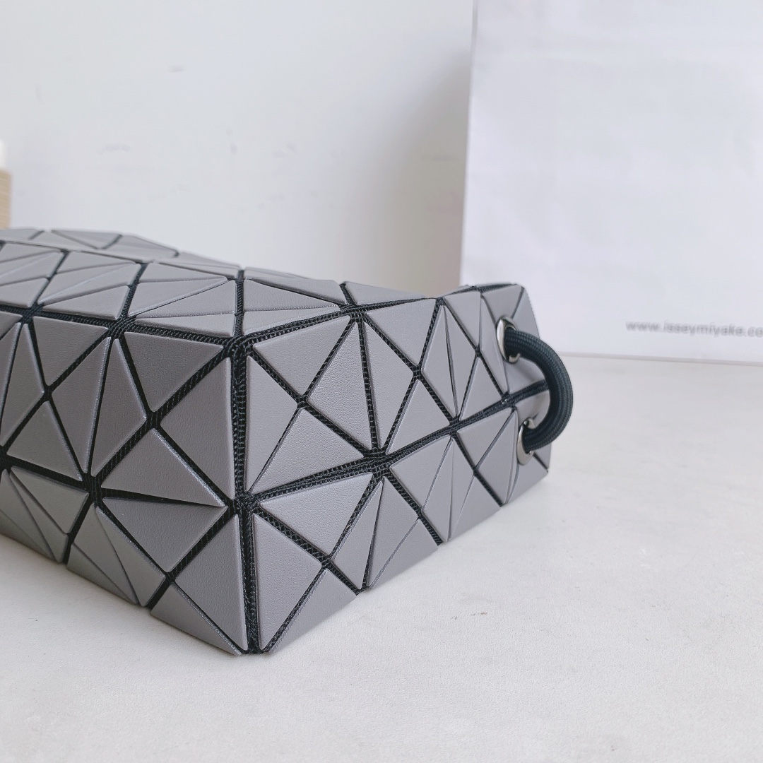 Issey Miyake Loop Tofu Bag - Adjustable Crossbody & Shoulder Bag - Gray 7 i1658387314 3990 4
