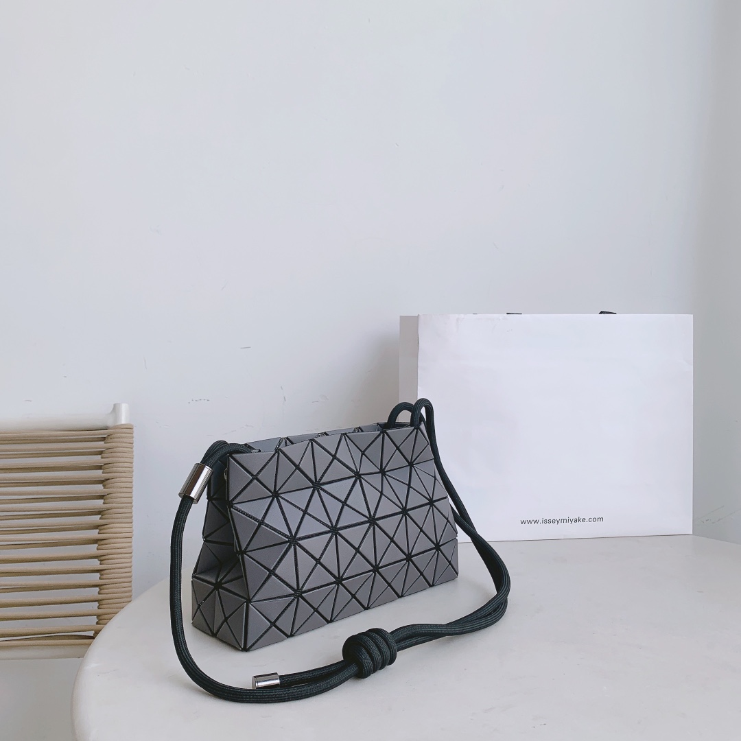 Issey Miyake Loop Tofu Bag - Adjustable Crossbody & Shoulder Bag - Gray 5 i1658387314 628 2