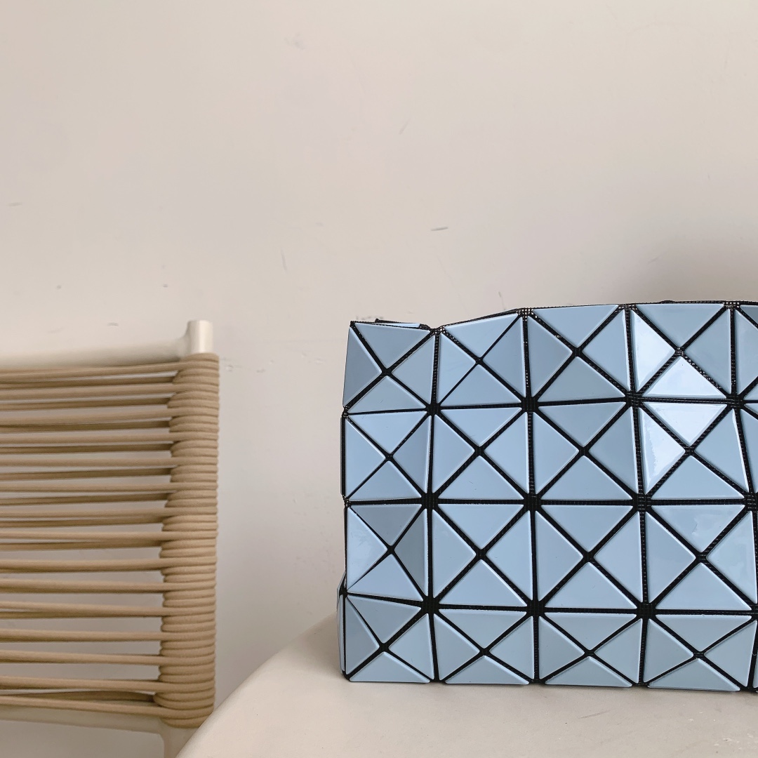 Issey Miyake Loop Tofu Bag - Adjustable Crossbody & Shoulder Bag - Blue 7 i1658388968 6227 5