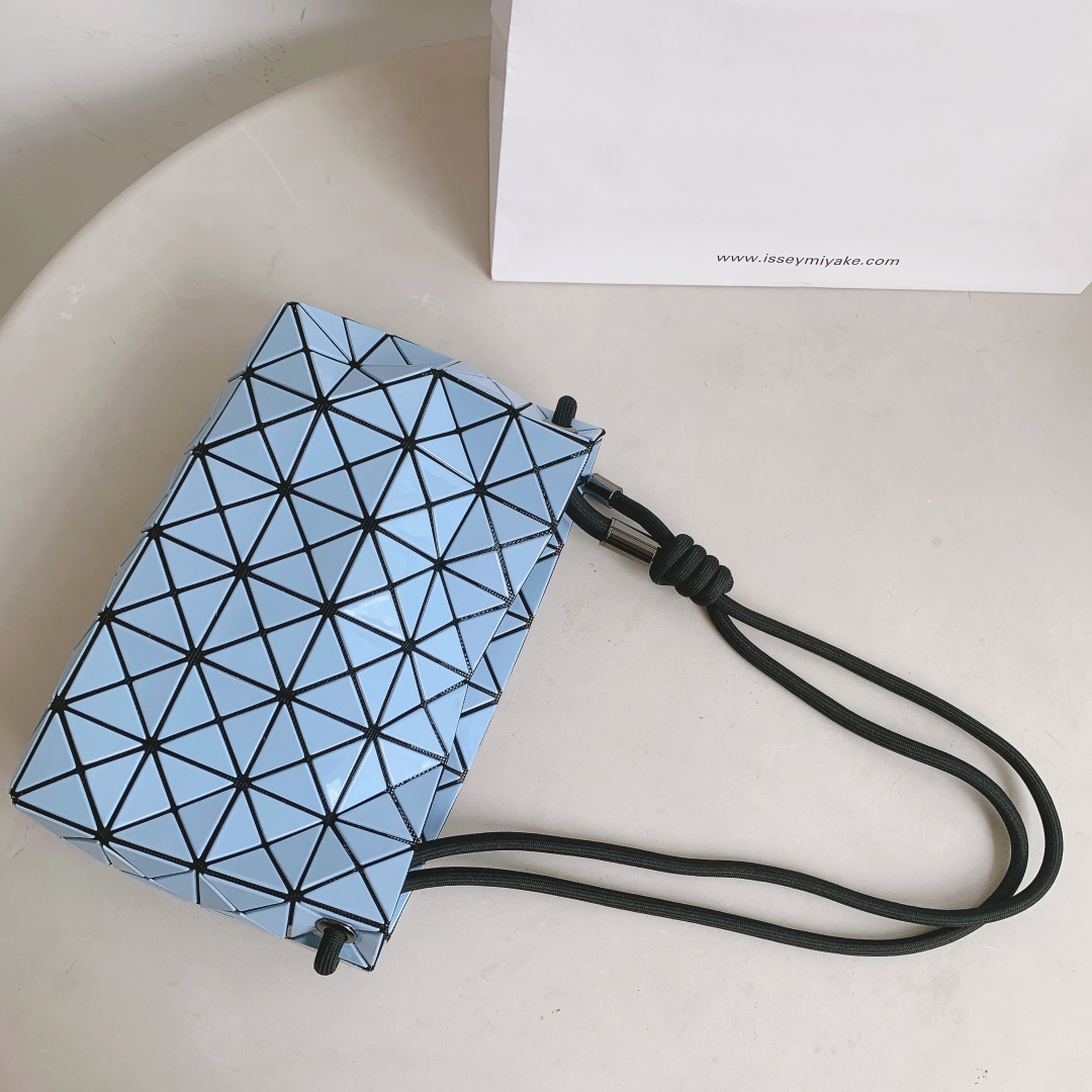 Issey Miyake Loop Tofu Bag - Adjustable Crossbody & Shoulder Bag - Blue 4 i1658388968 8959 2