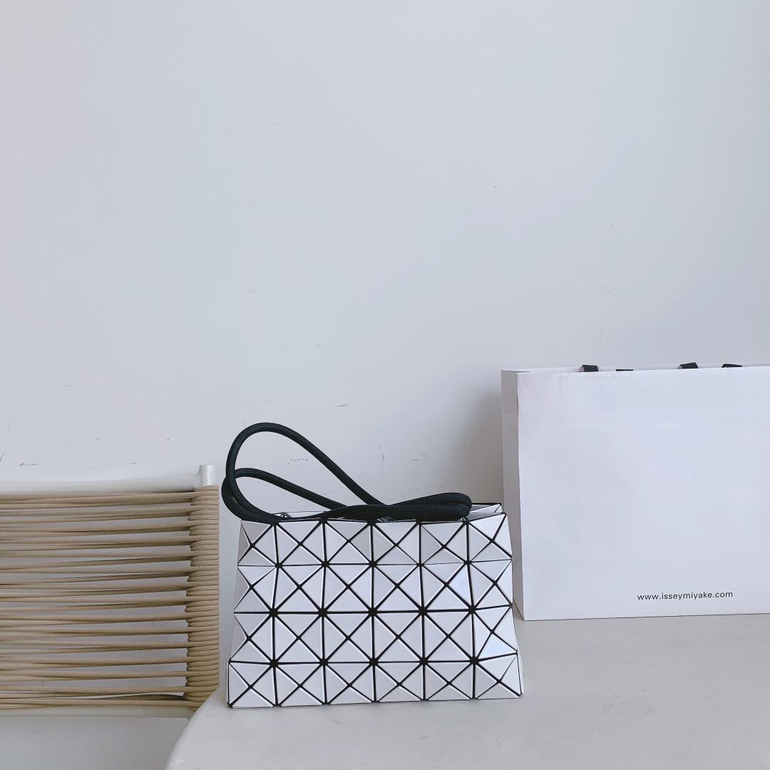 Issey Miyake Loop Series White Tofu Bag Adjustable Crossbody Shoulder Bag 3 i1658389305 2435 1