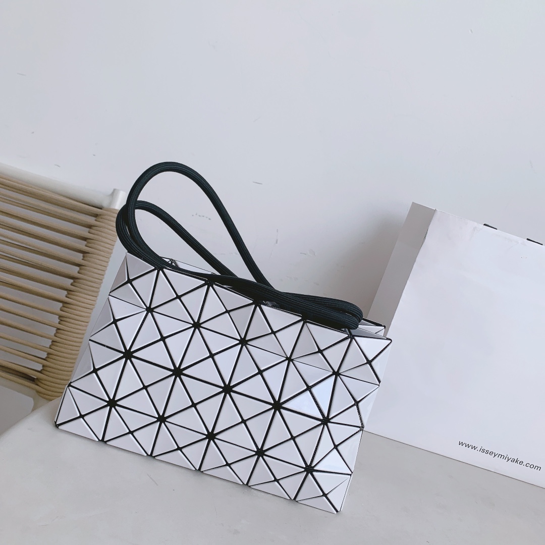 Issey Miyake Loop Series White Tofu Bag Adjustable Crossbody Shoulder Bag 4 i1658389305 2450 2