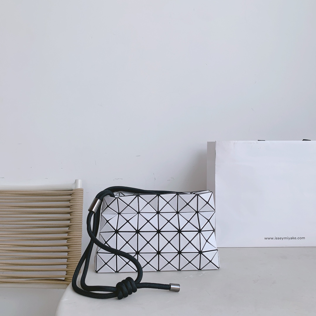 Issey Miyake Loop Series White Tofu Bag Adjustable Crossbody Shoulder Bag 5 i1658389305 4062 3