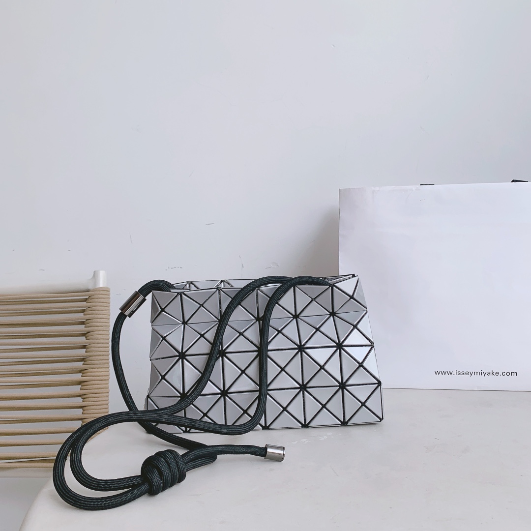 Issey Miyake Loop Tofu Bag Adjustable Crossbody Shoulder Bag - Silver 5 i1658390185 2289 2