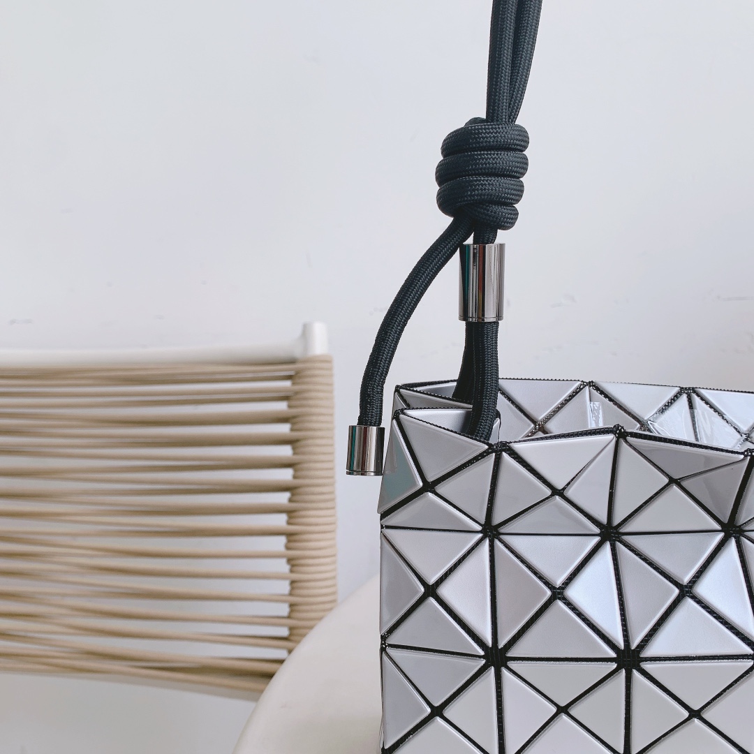 Issey Miyake Loop Tofu Bag Adjustable Crossbody Shoulder Bag - Silver 7 i1658390185 2723 5